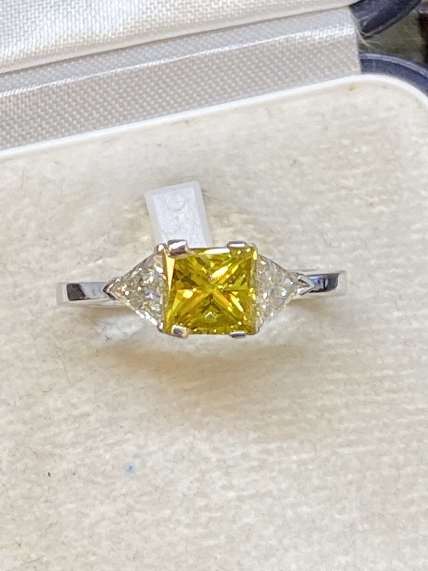 18ct GOLD YELLOW & WHITE DIAMOND RING 1.90ct TOTAL DIAMOND WEIGHT - Image 4 of 12