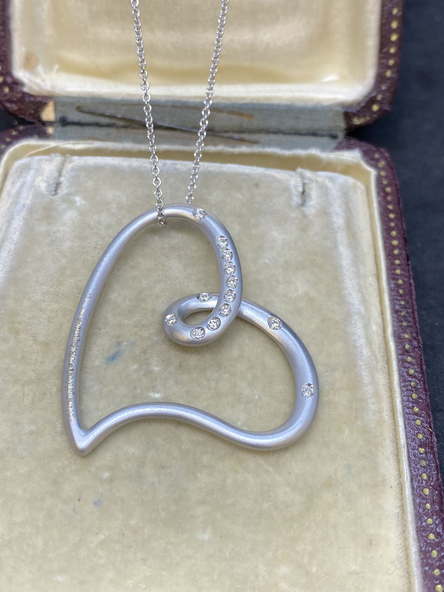 18ct GOLD DIAMOND SET HEART WITH CHAIN 9 GRAMS - Image 2 of 4