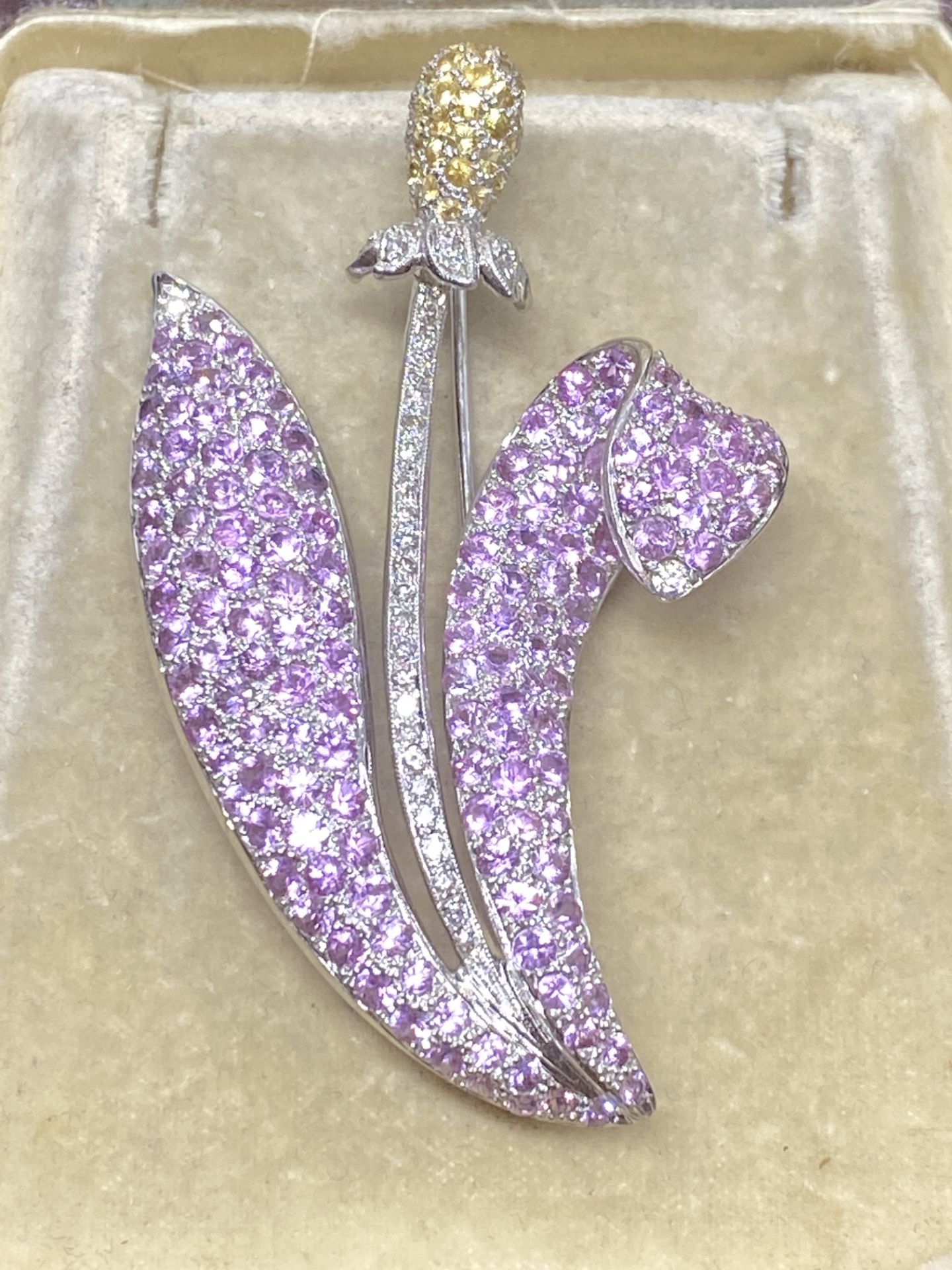 18ct WHITE GOLD PINK SAPPHIRE & DIAMOND FLOWER BROOCH - Image 2 of 6