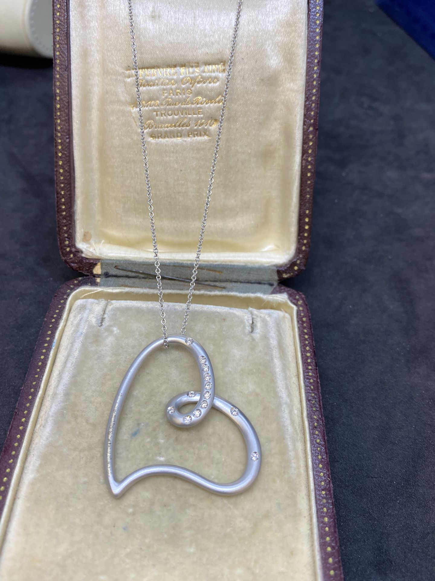 18ct GOLD DIAMOND SET HEART WITH CHAIN 9 GRAMS
