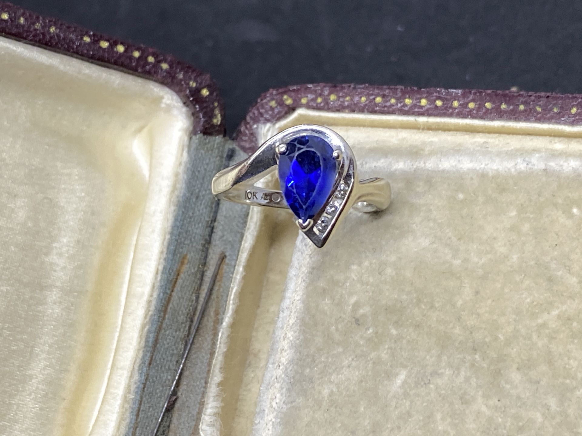 10k WHITE GOLD BLUE SAPPHIRE COLOURED STONE & DIAMOND RING