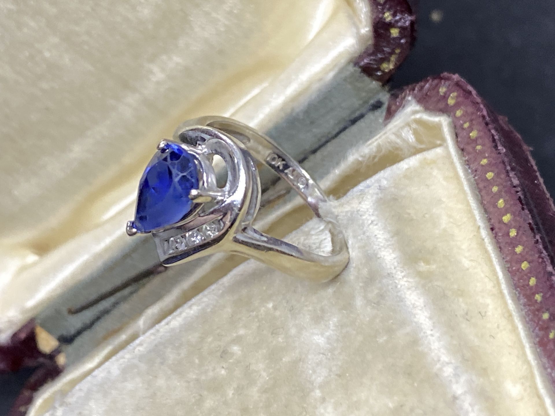 10k WHITE GOLD BLUE SAPPHIRE COLOURED STONE & DIAMOND RING - Image 2 of 3