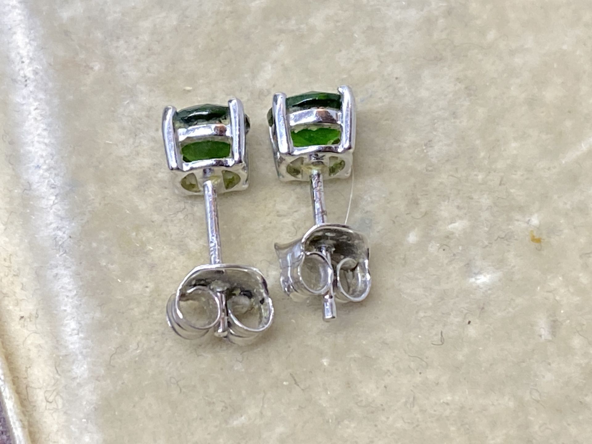 9ct WHITE GOLD GREEN STONE STUD EARRINGS - Image 2 of 2