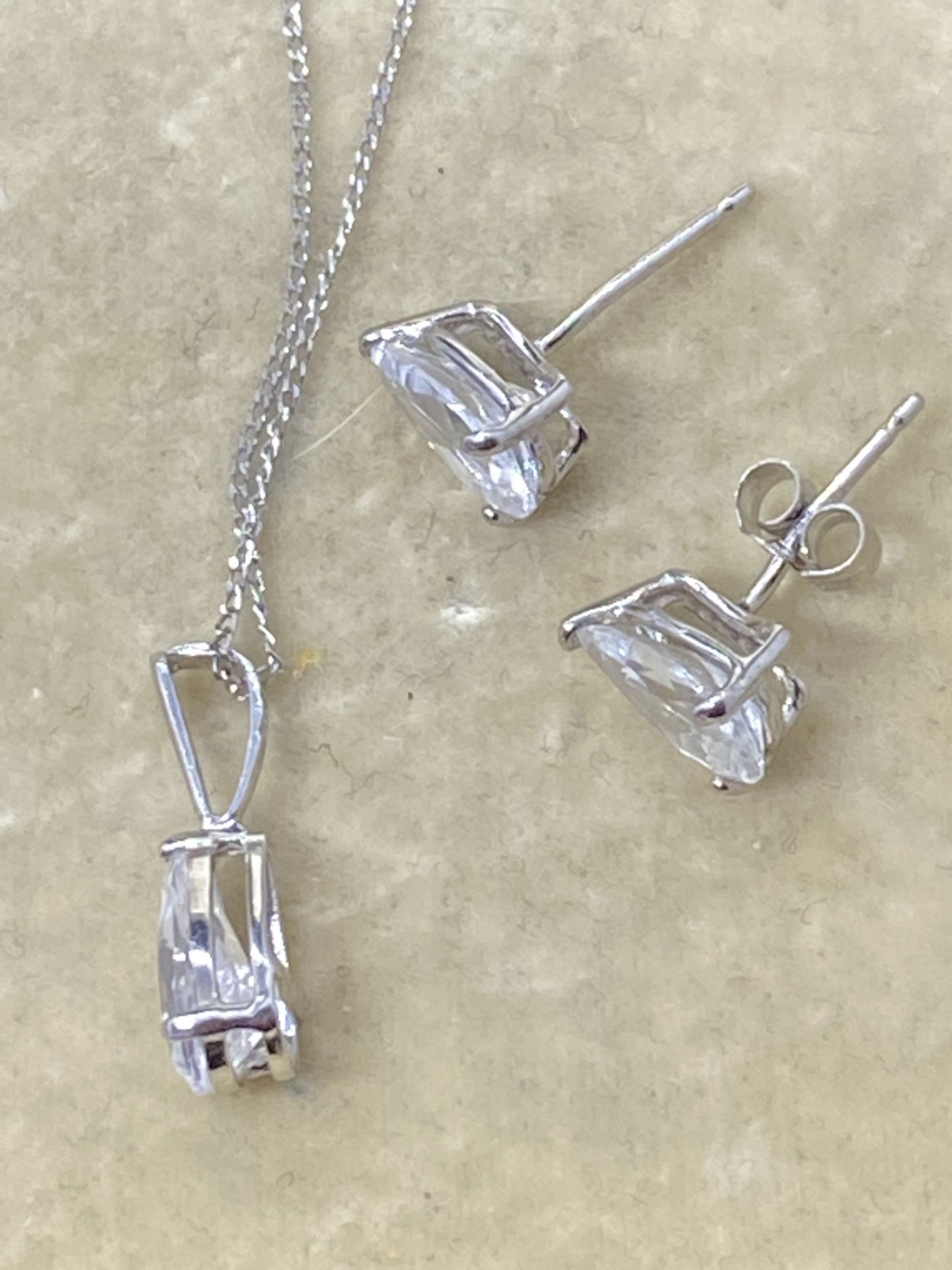 9ct WHITE GOLD PEAR SHAPED PENDANT & EARRING SET - Image 4 of 5