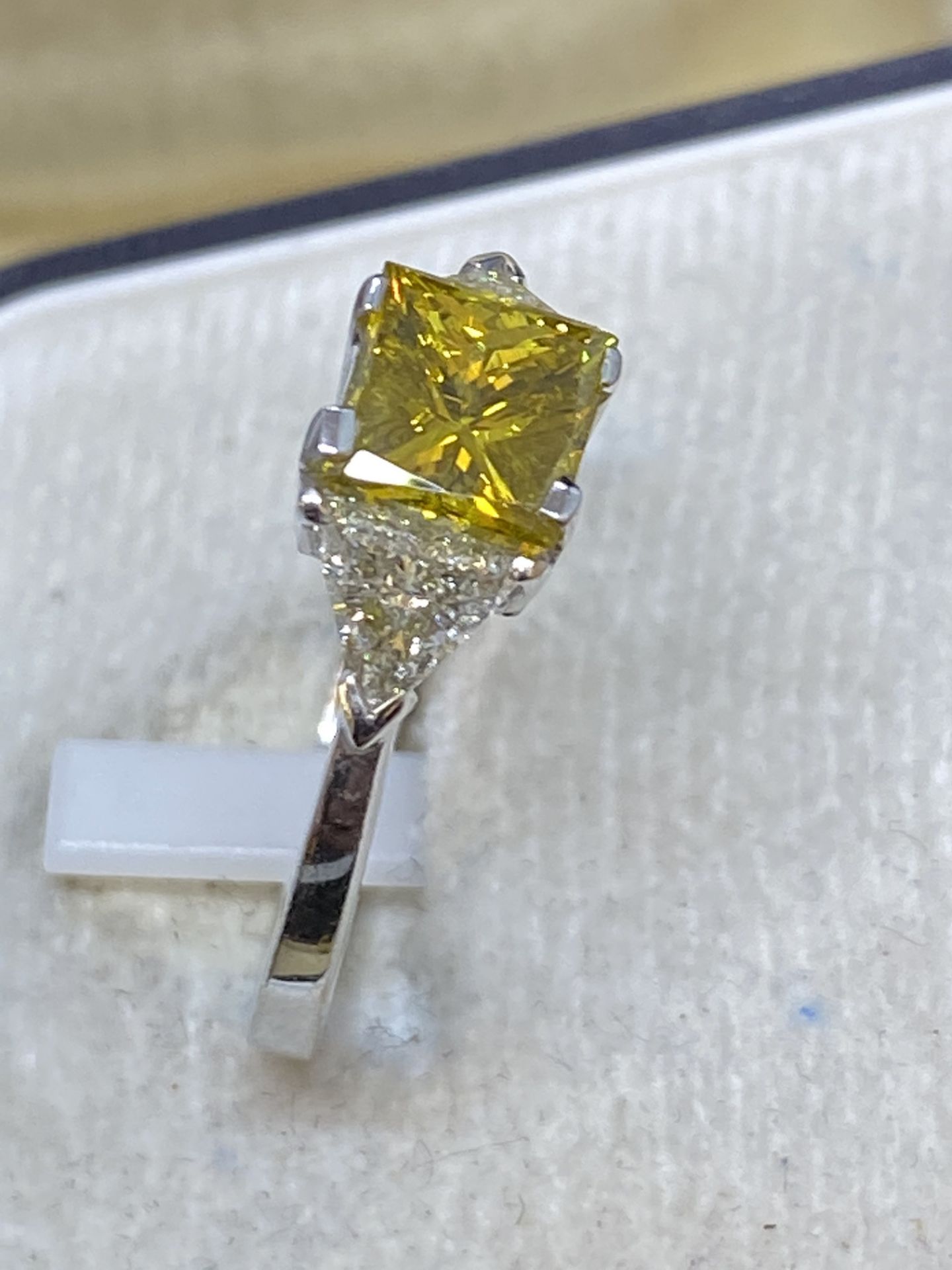 18ct GOLD YELLOW & WHITE DIAMOND RING 1.90ct TOTAL DIAMOND WEIGHT - Image 5 of 12