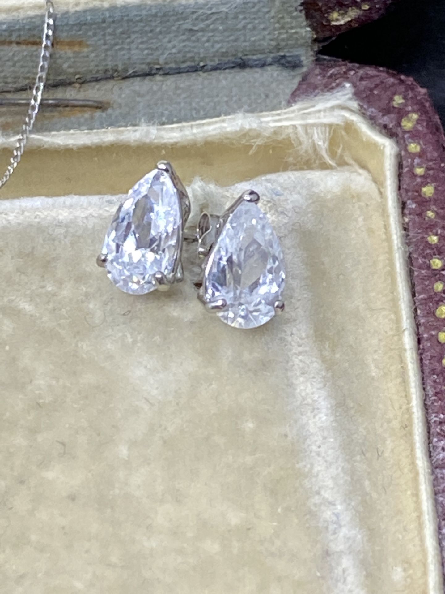 9ct WHITE GOLD PEAR SHAPED PENDANT & EARRING SET - Image 3 of 5