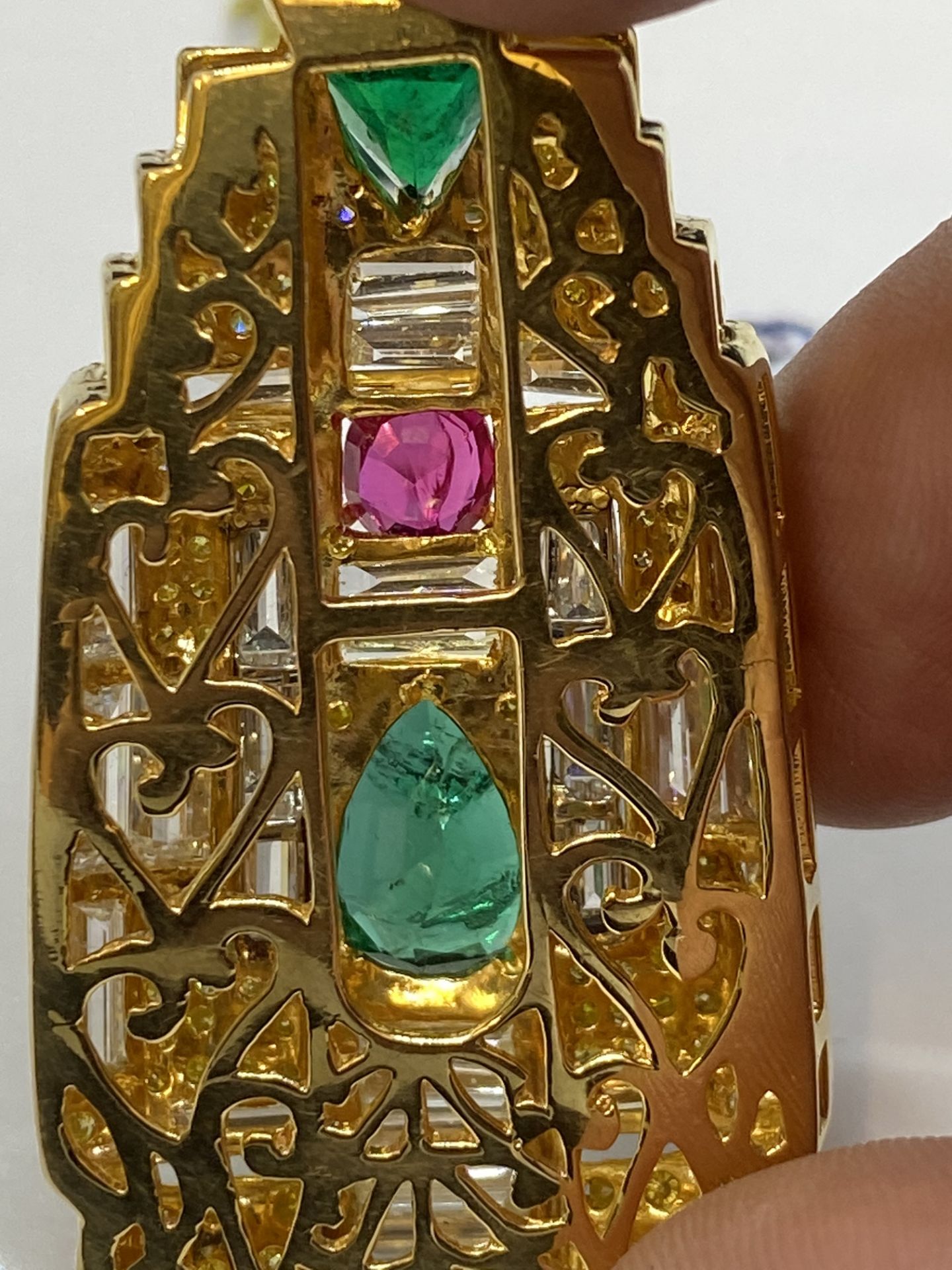 FINE DIAMOND, EMERALD & RUBY PENDANT WITH W.G.I £100,000 VALUATION - 30.9 GRAMS ** MUST SEE ** - Image 9 of 25