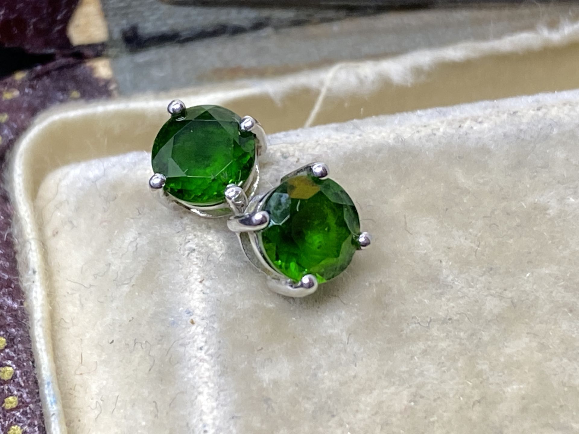 9ct WHITE GOLD GREEN STONE STUD EARRINGS