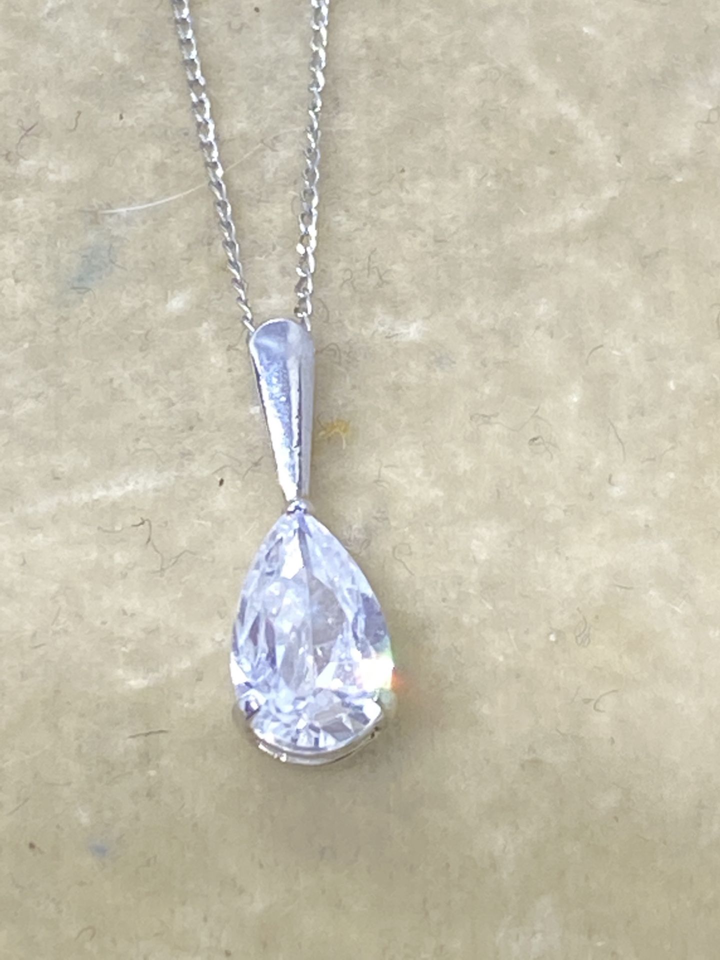 9ct WHITE GOLD PEAR SHAPED PENDANT & EARRING SET - Image 2 of 5