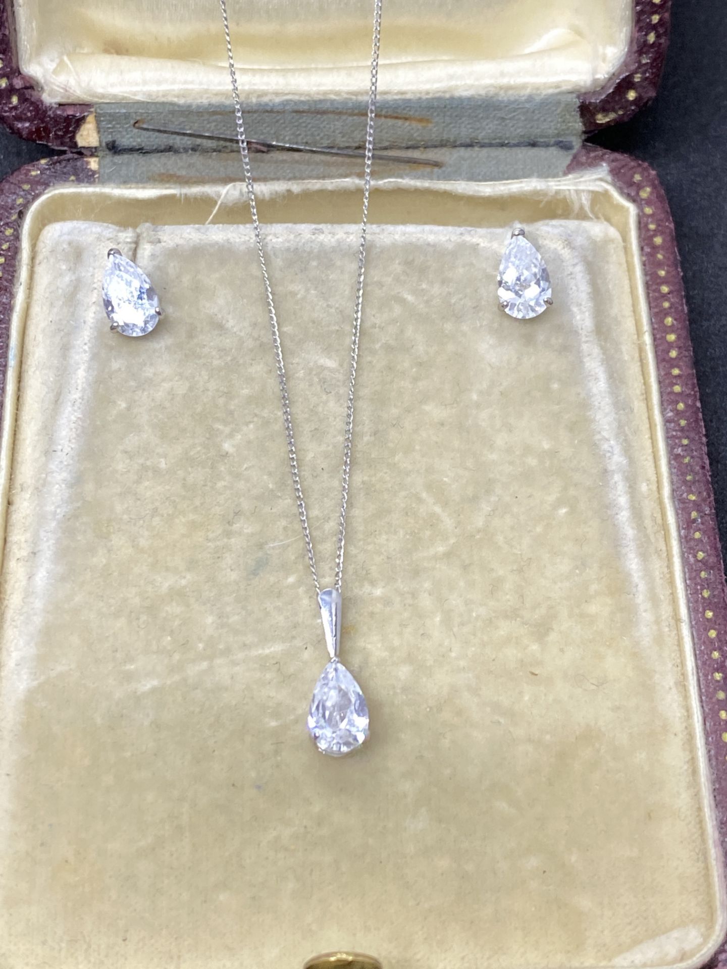 9ct WHITE GOLD PEAR SHAPED PENDANT & EARRING SET