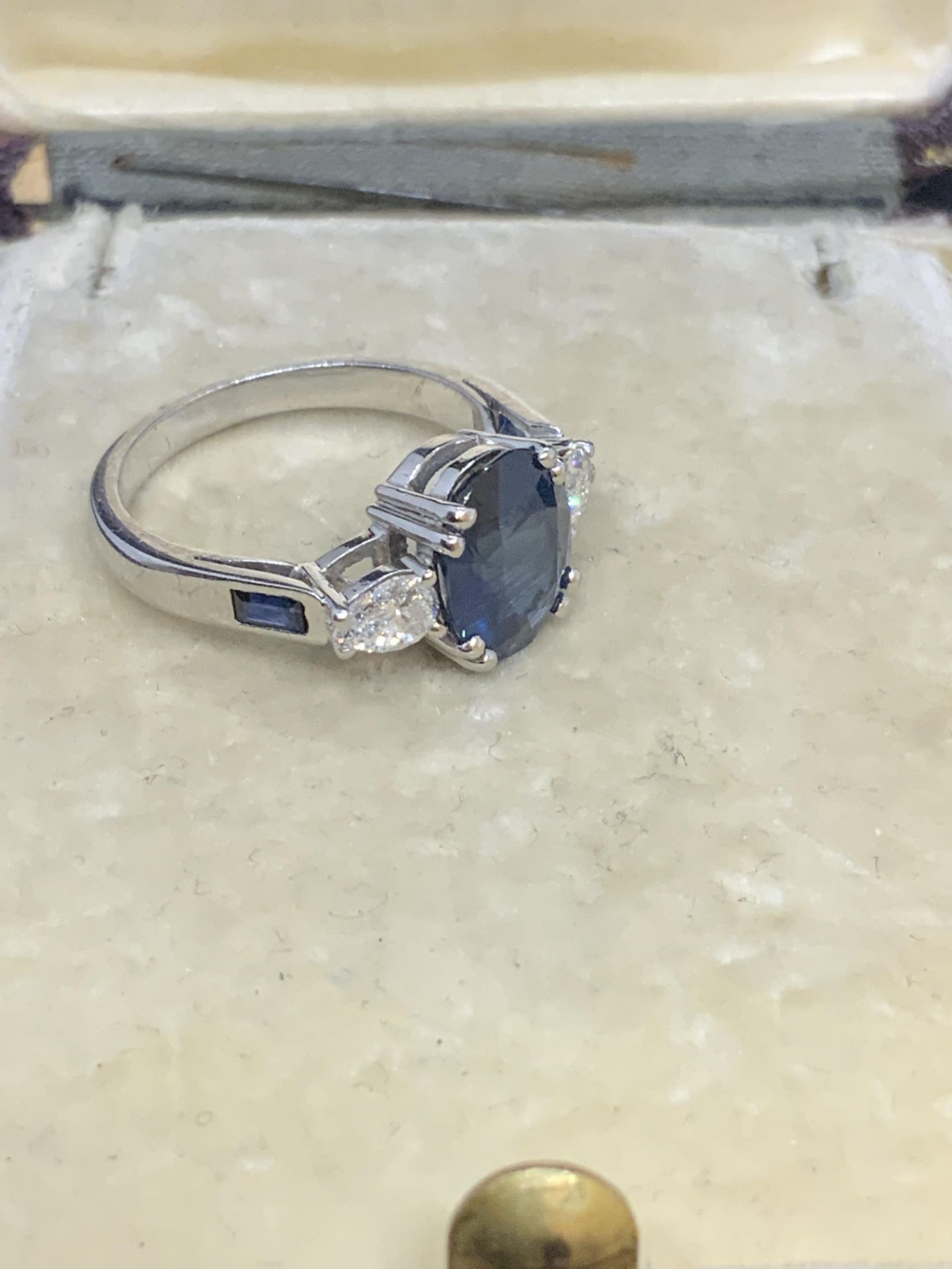 18ct WHITE GOLD 3.60ct SAPPHIRE & 0.40ct DIAMOND RING - Image 3 of 7