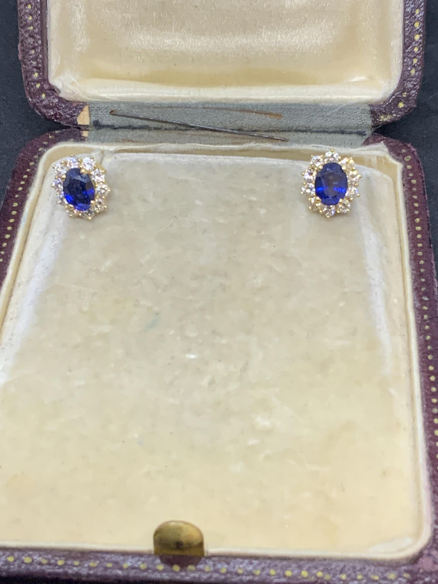 18ct GOLD 1.00ct H-VS DIAMONDS & 0.60ct BLUE SAPPHIRE EARRINGS - Image 3 of 4