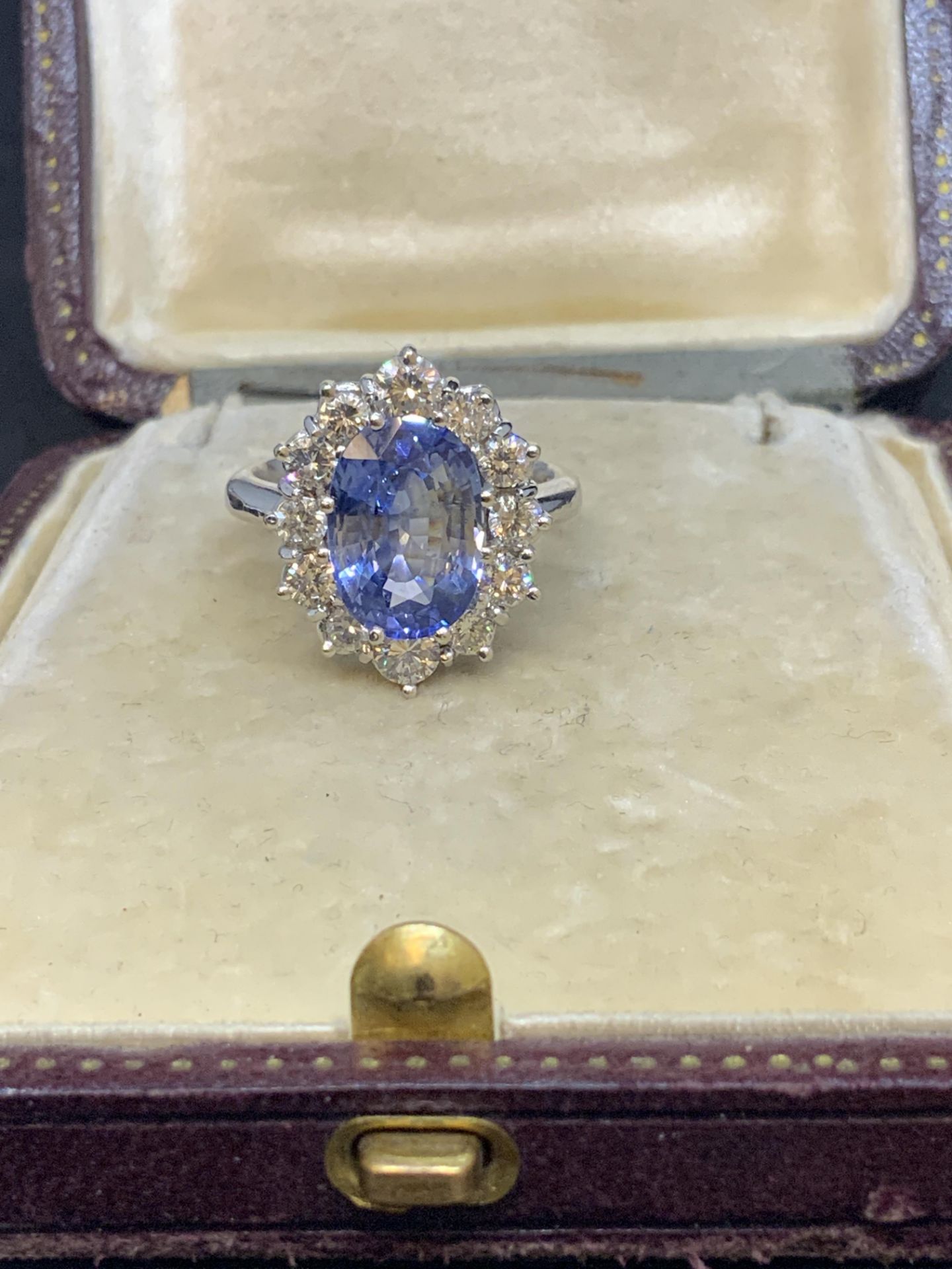 18ct WHITE GOLD 4.70ct SAPPHIRE & 2.00ct H-VS DIAMOND SET RING - Image 2 of 5