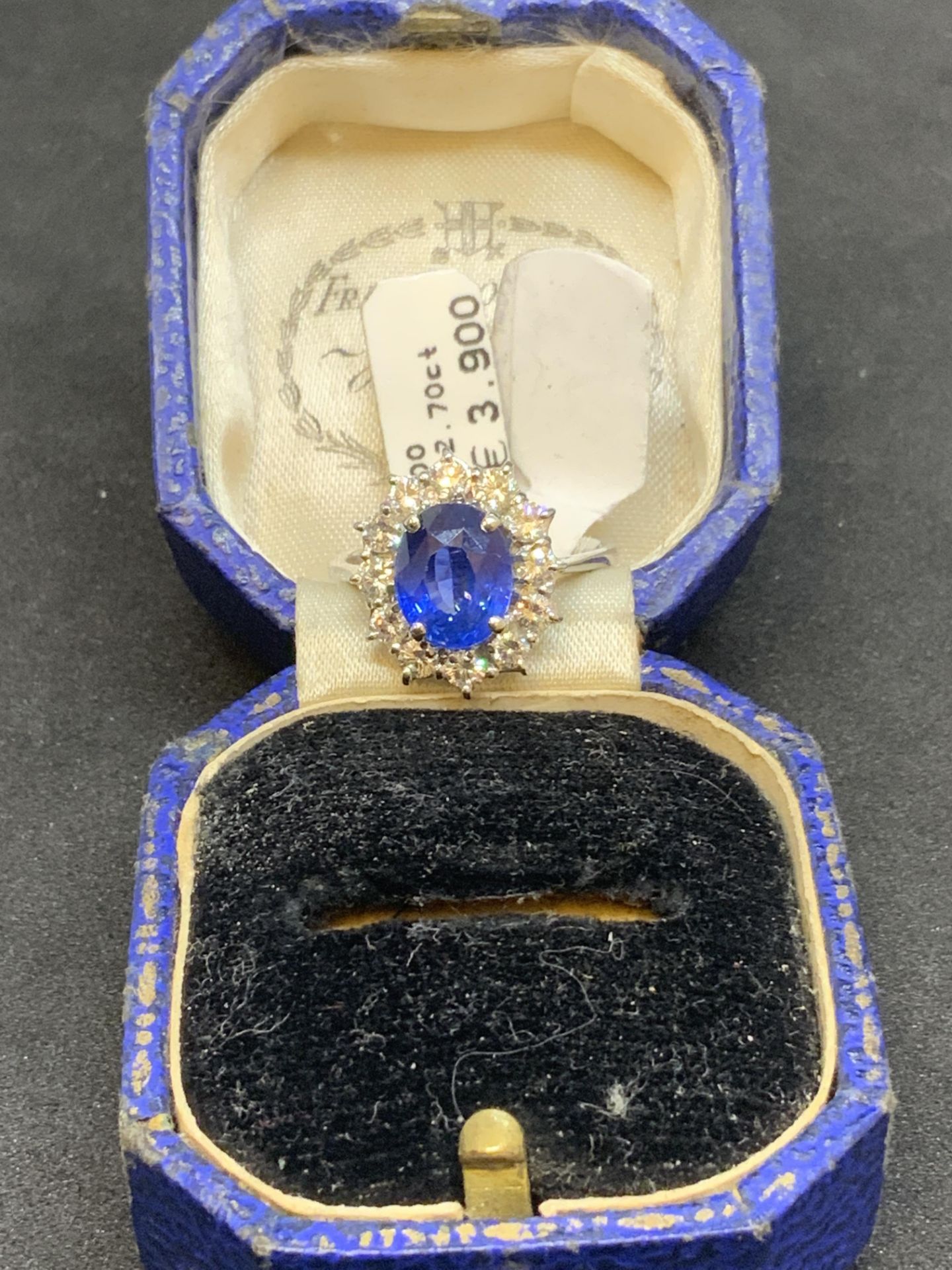 18ct GOLD 2.70ct SAPPHIRE & 0.81ct DIAMOND RING - Image 2 of 5