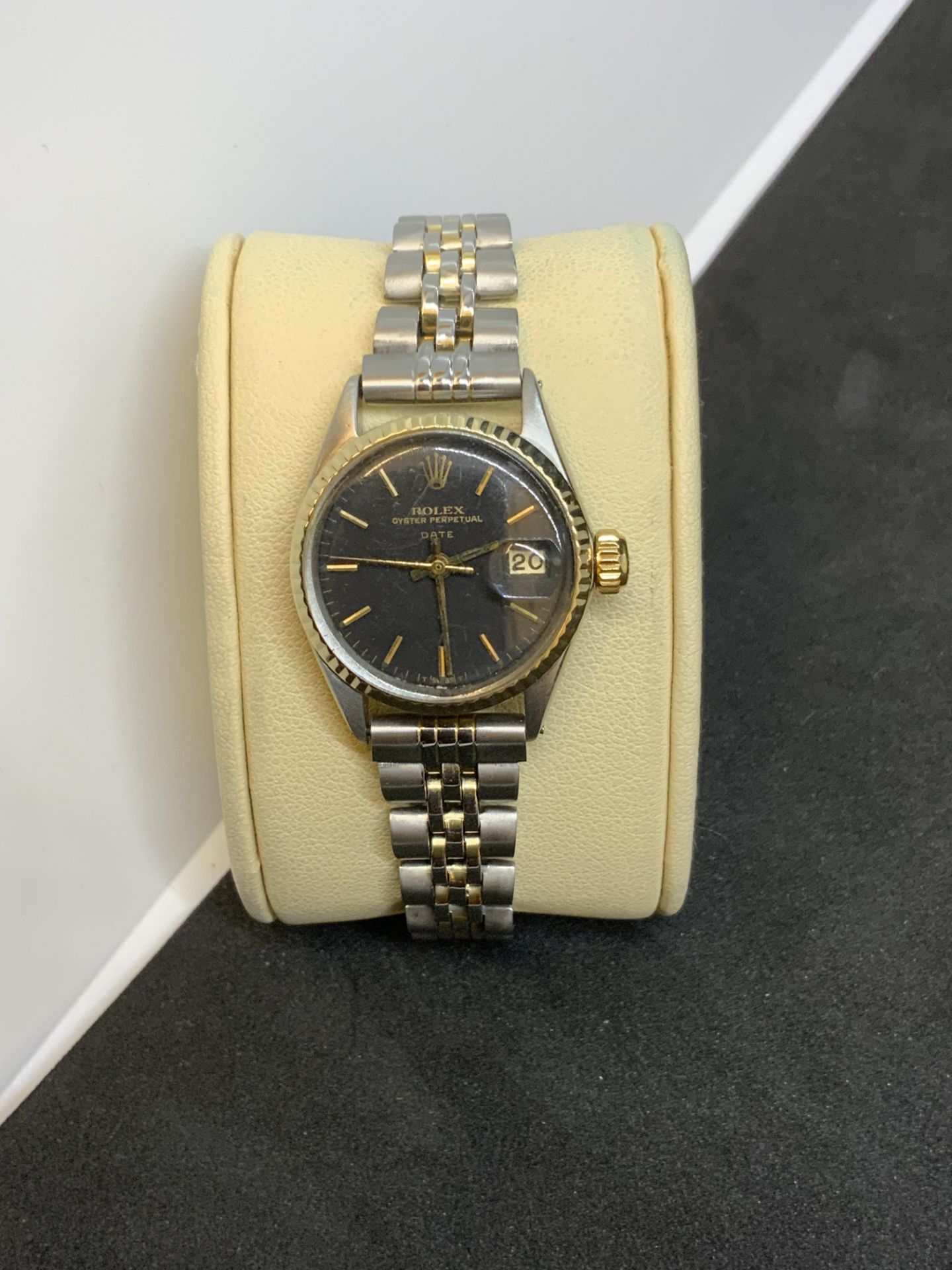 LADIES ROLEX WITH GOLD BEZEL - NON ORIGINAL BRACELET - Image 8 of 10