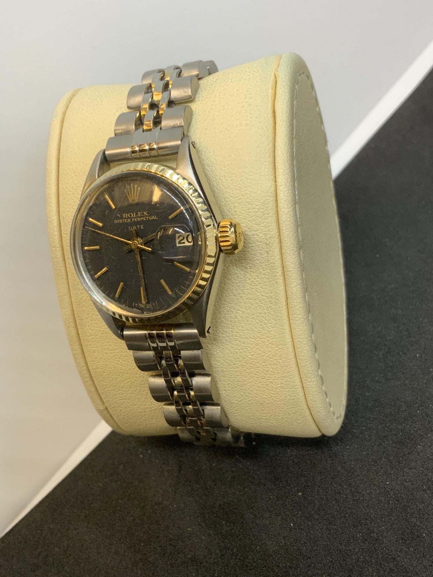 LADIES ROLEX WITH GOLD BEZEL - NON ORIGINAL BRACELET - Image 5 of 10