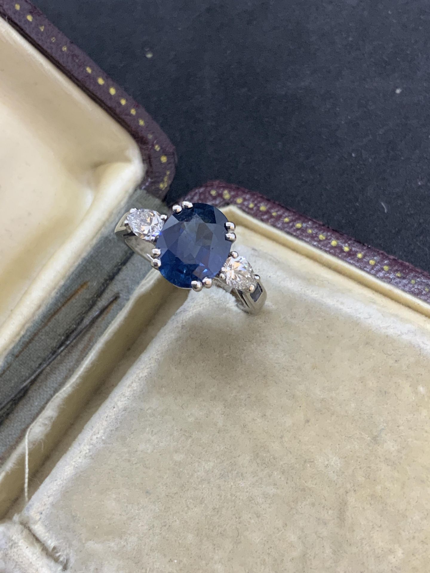 18ct WHITE GOLD 3.60ct SAPPHIRE & 0.40ct DIAMOND RING - Image 6 of 7