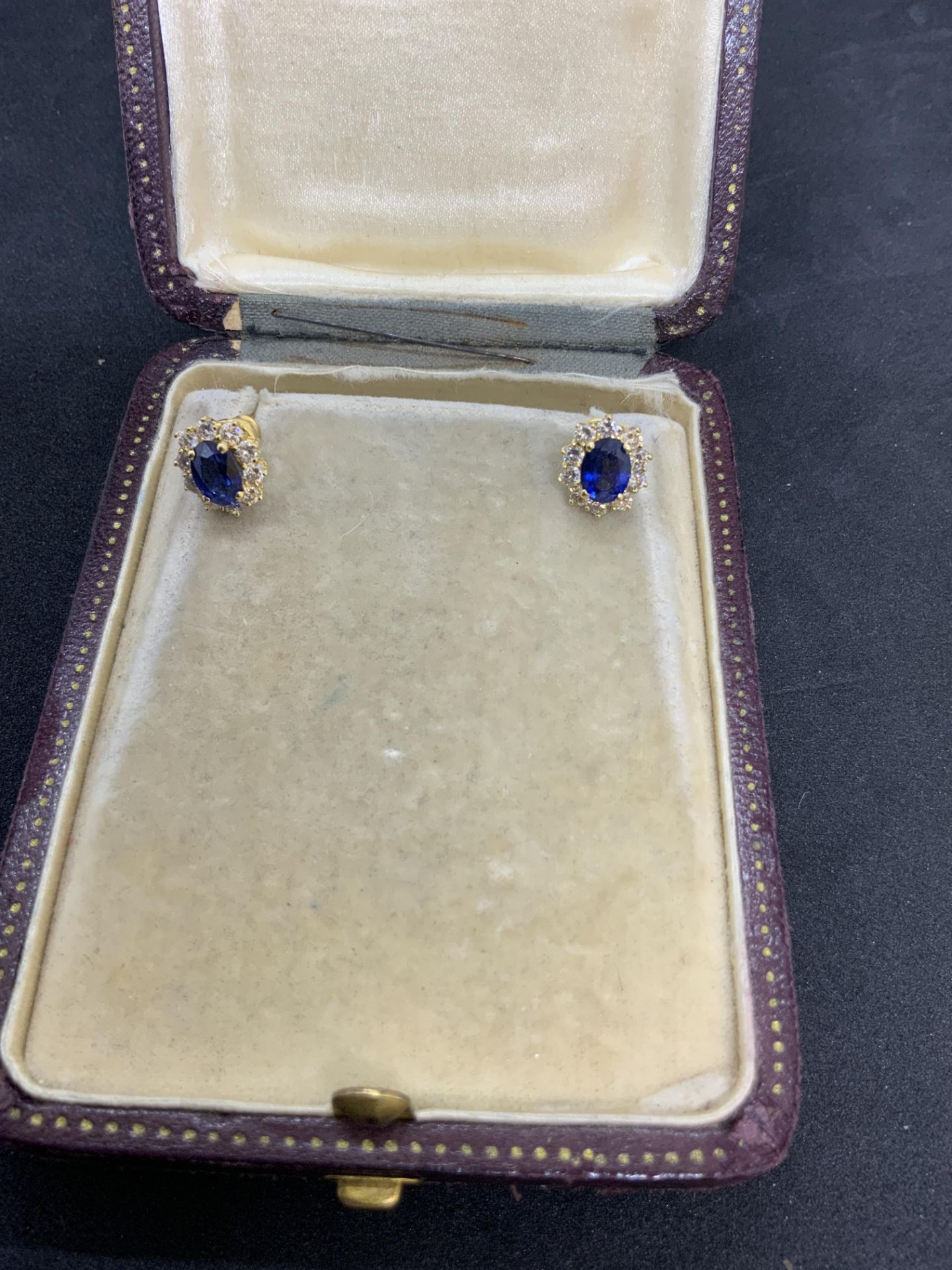 18ct GOLD 1.00ct H-VS DIAMONDS & 0.60ct BLUE SAPPHIRE EARRINGS - Image 4 of 4