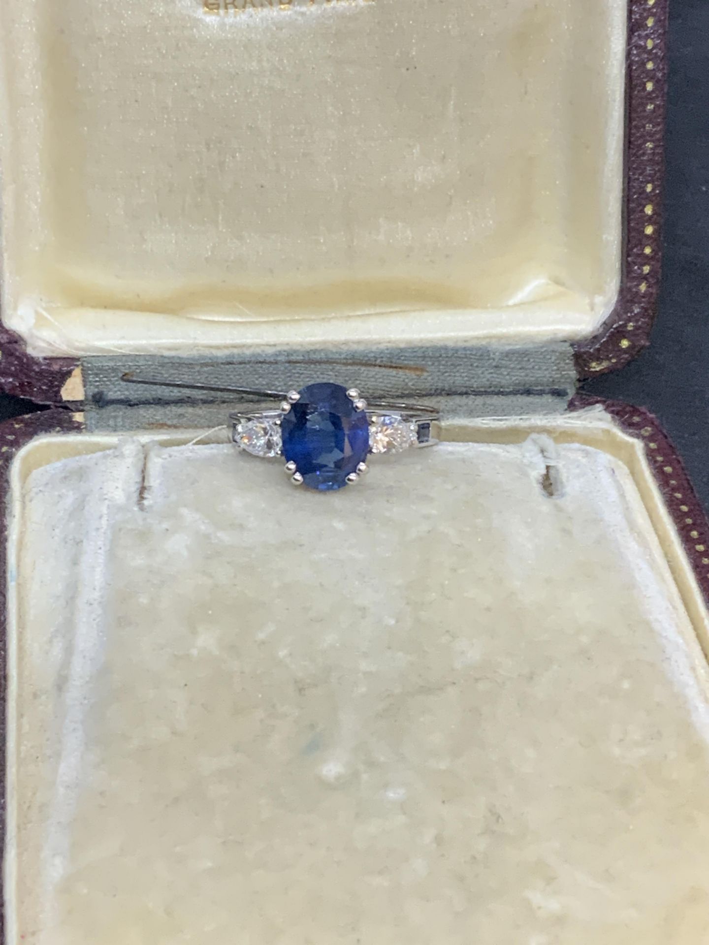 18ct WHITE GOLD 3.60ct SAPPHIRE & 0.40ct DIAMOND RING - Image 5 of 7