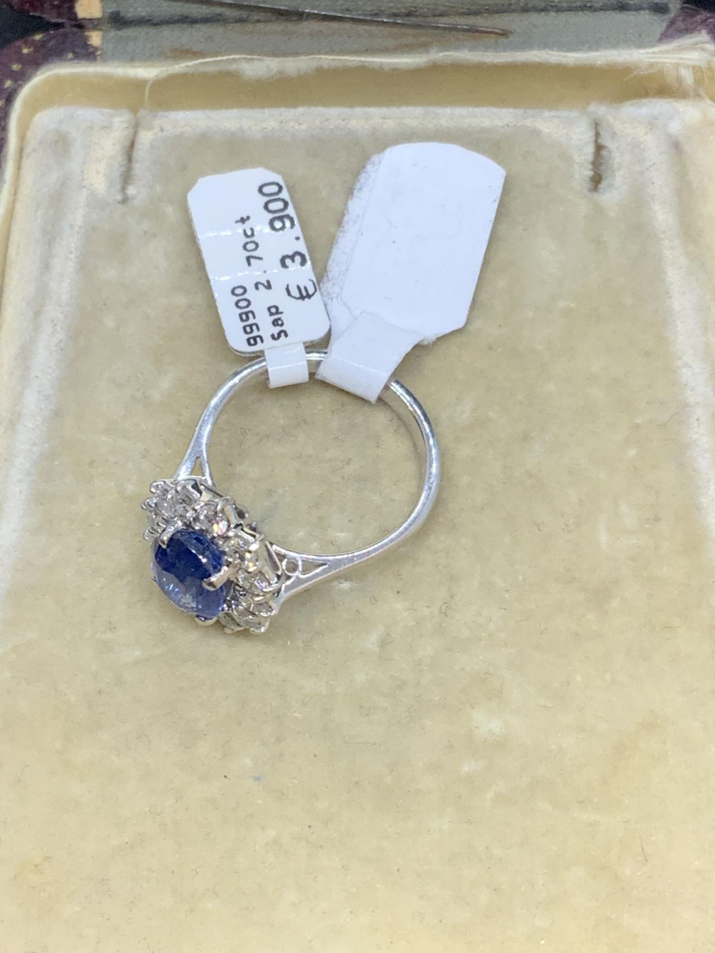 18ct GOLD 2.70ct SAPPHIRE & 0.81ct DIAMOND RING - Image 4 of 5