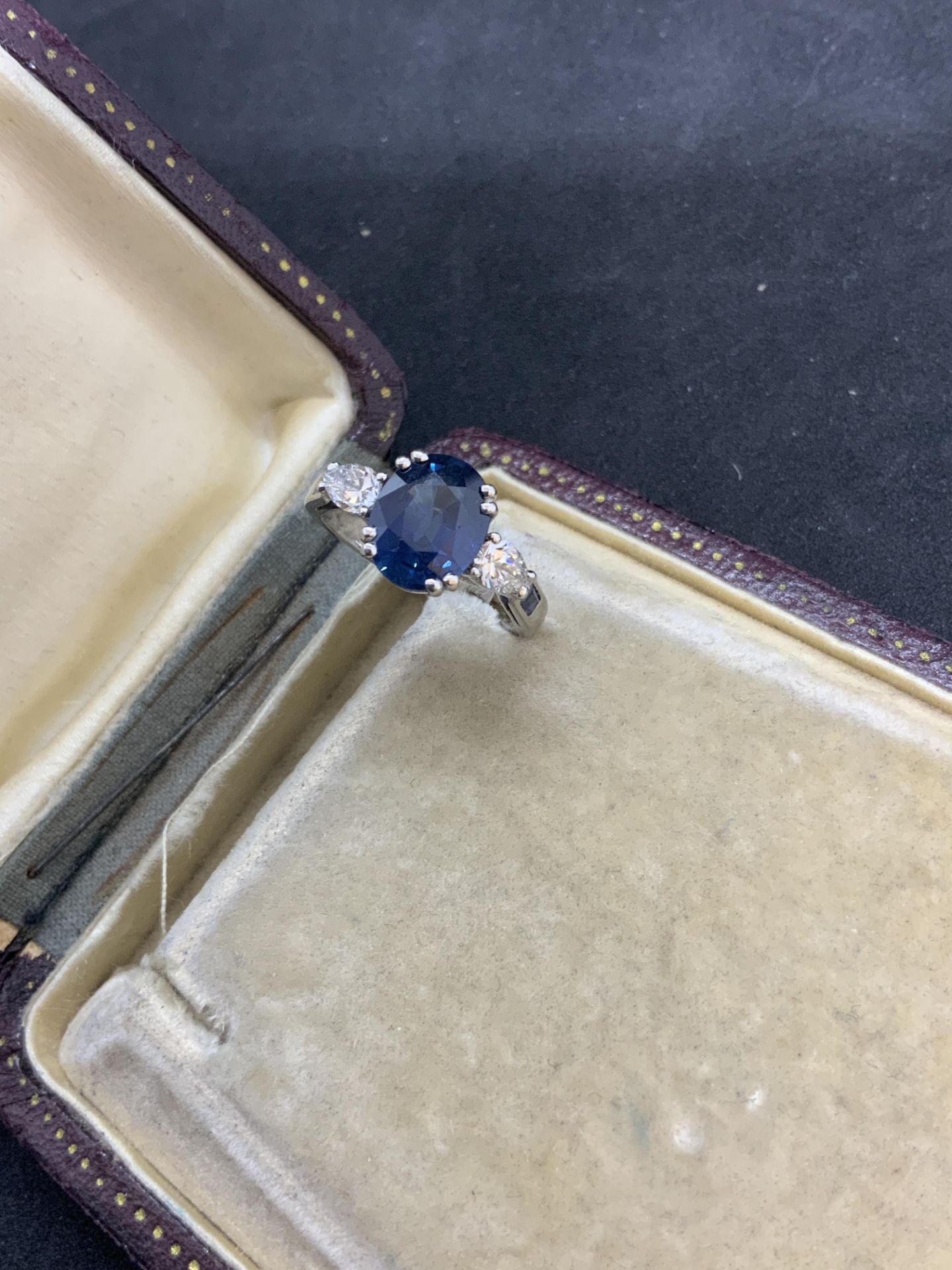 18ct WHITE GOLD 3.60ct SAPPHIRE & 0.40ct DIAMOND RING - Image 2 of 7