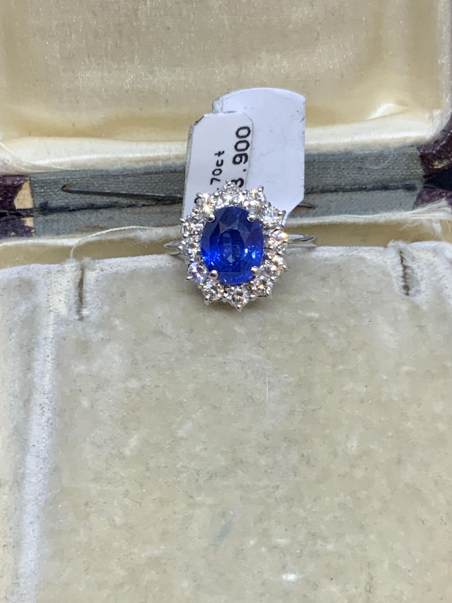 18ct GOLD 2.70ct SAPPHIRE & 0.81ct DIAMOND RING