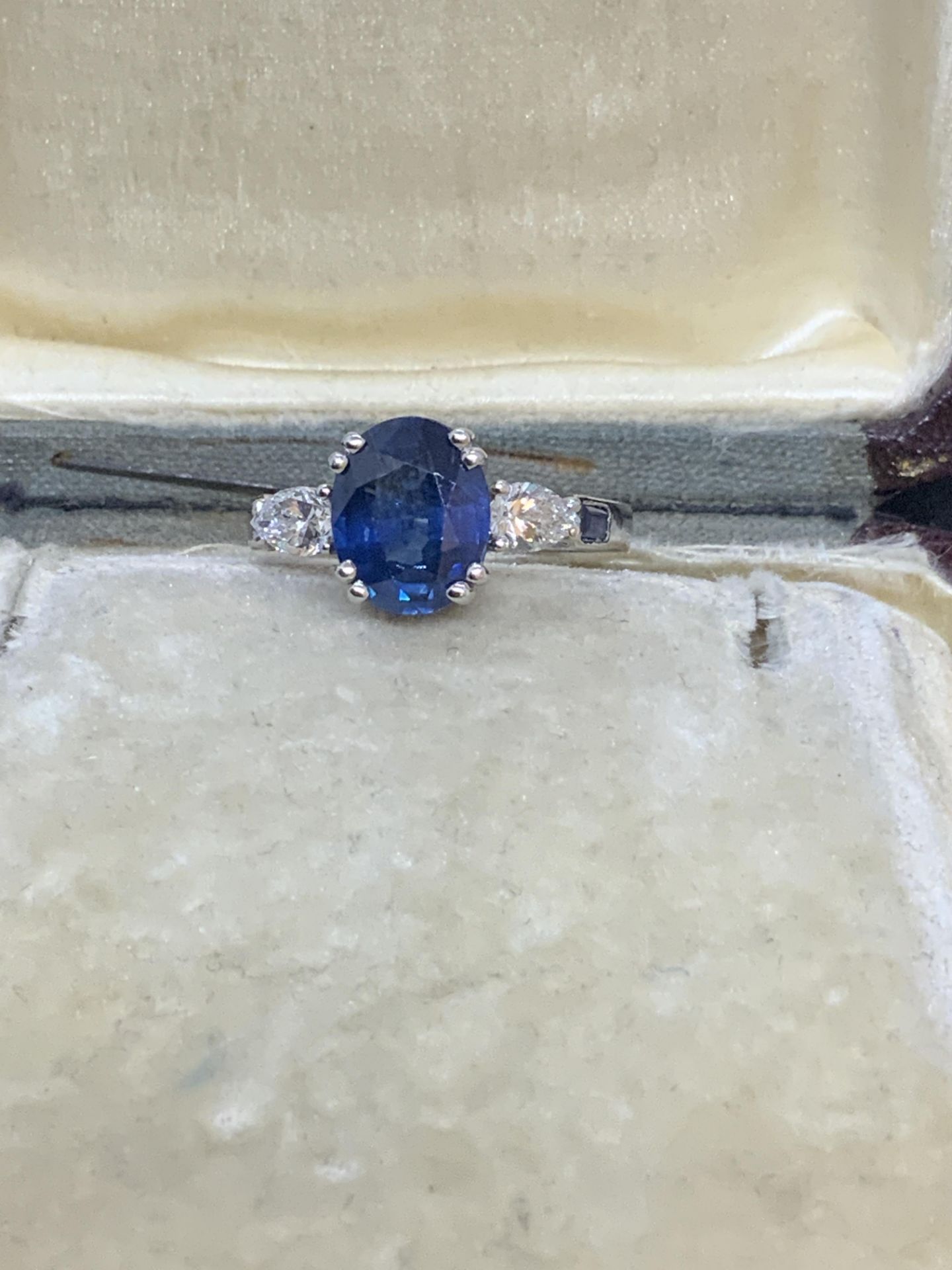 18ct WHITE GOLD 3.60ct SAPPHIRE & 0.40ct DIAMOND RING