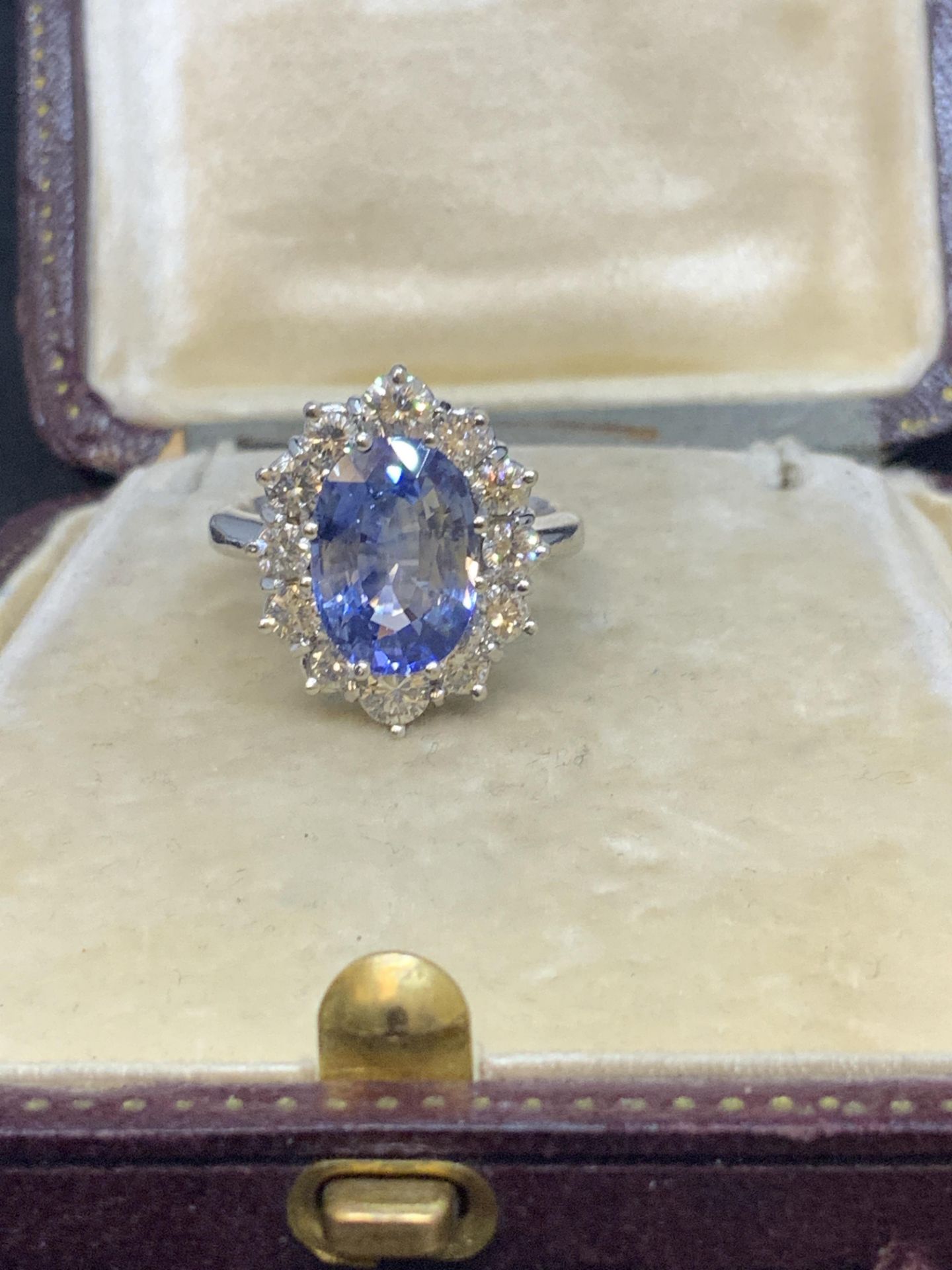 18ct WHITE GOLD 4.70ct SAPPHIRE & 2.00ct H-VS DIAMOND SET RING - Image 3 of 5