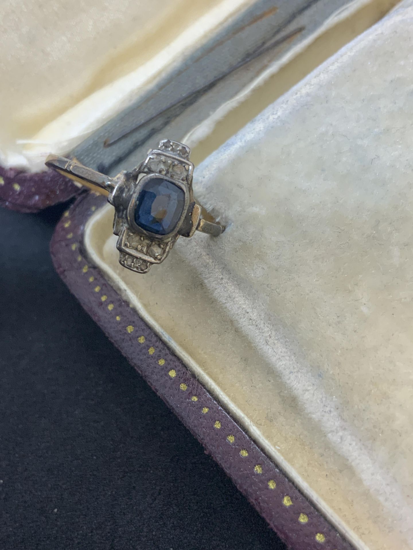 ANTIQUE SAPPHIRE & DIAMOND RING SET IN GOLD