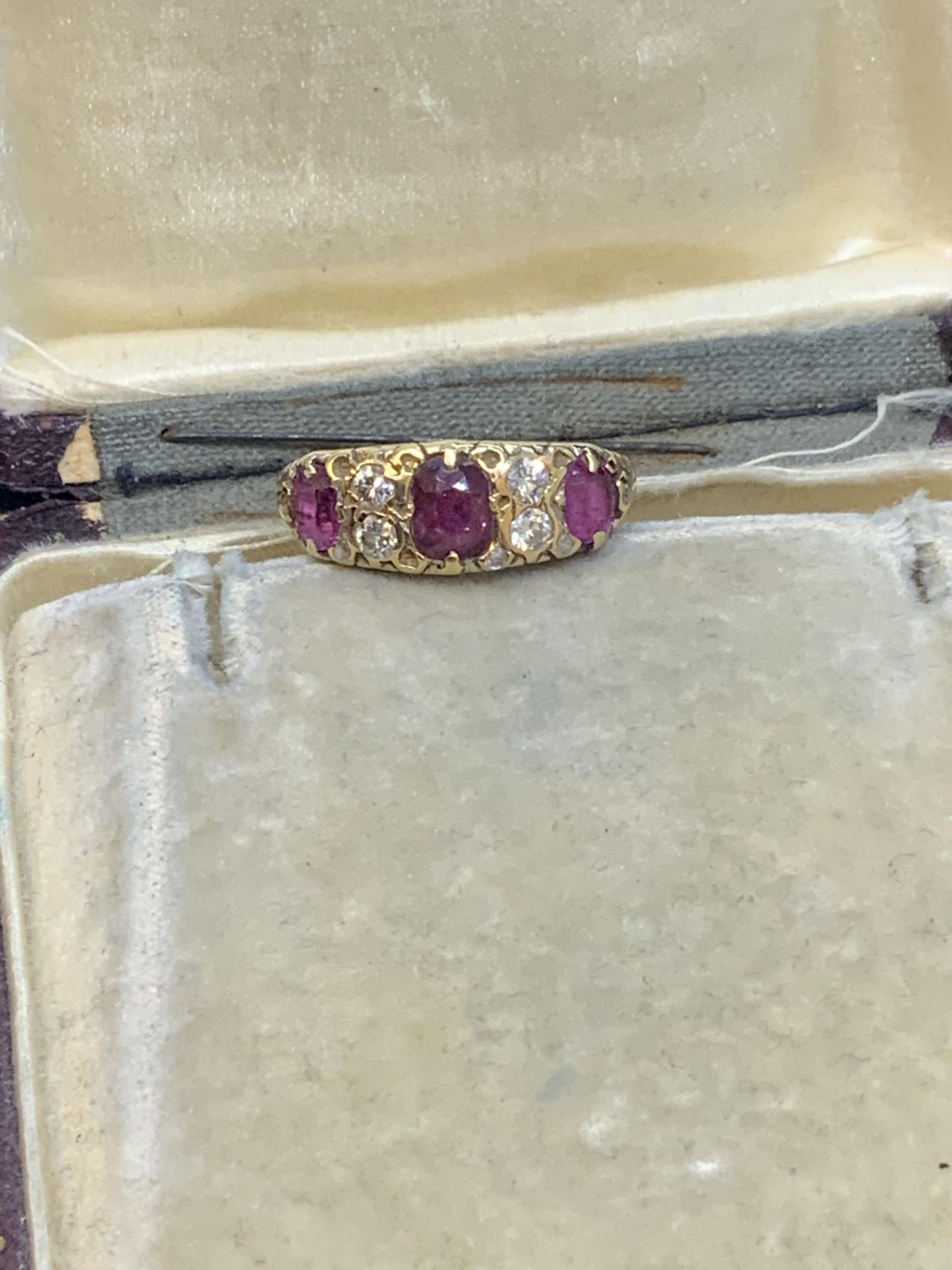 ANTIQUE 18ct GOLD RUBY & DIAMOND SET RING