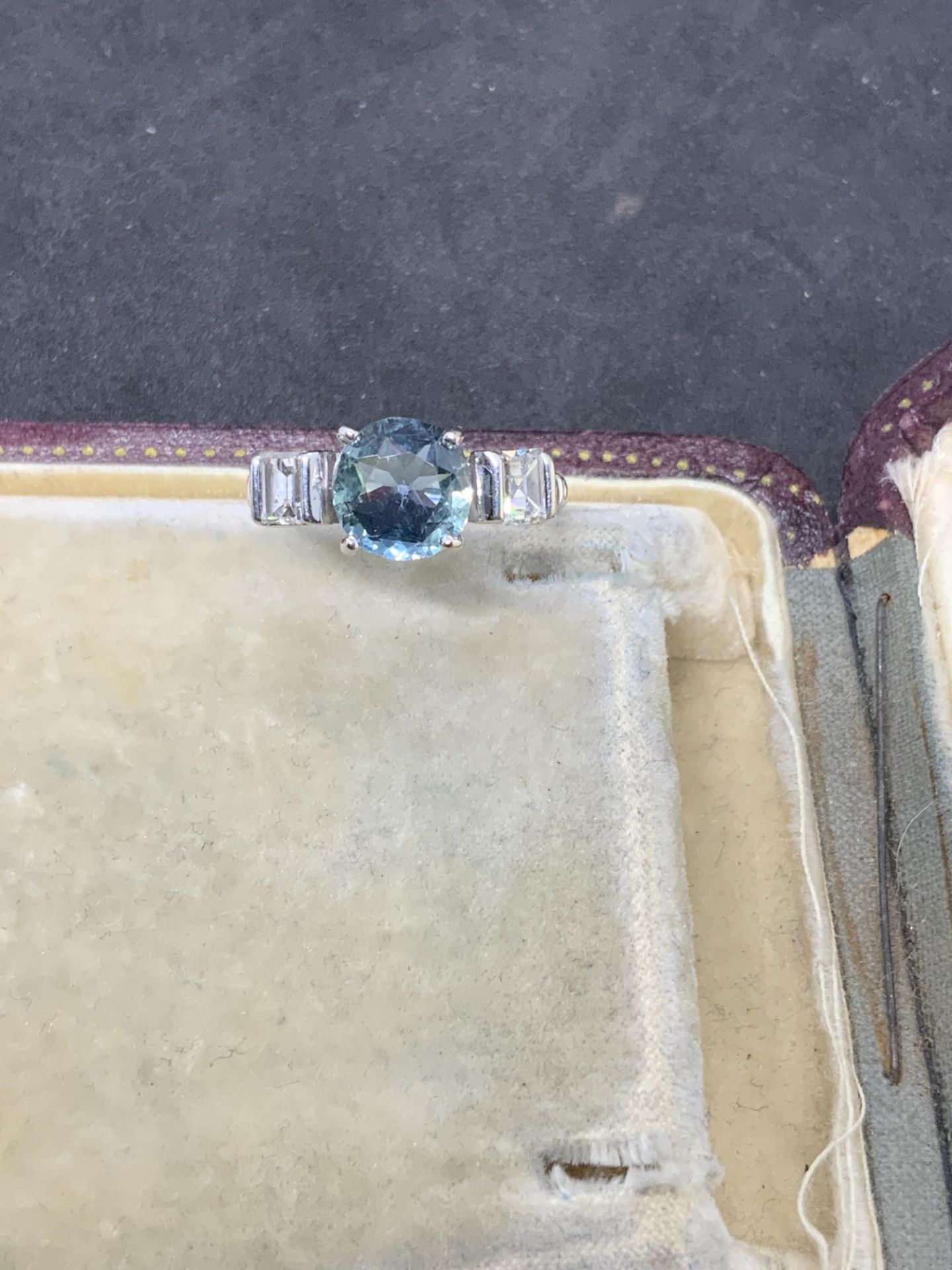 VINTAGE SAPPHIRE & DIAMOND RING SET IN 18ct WHITE GOLD - Image 2 of 9