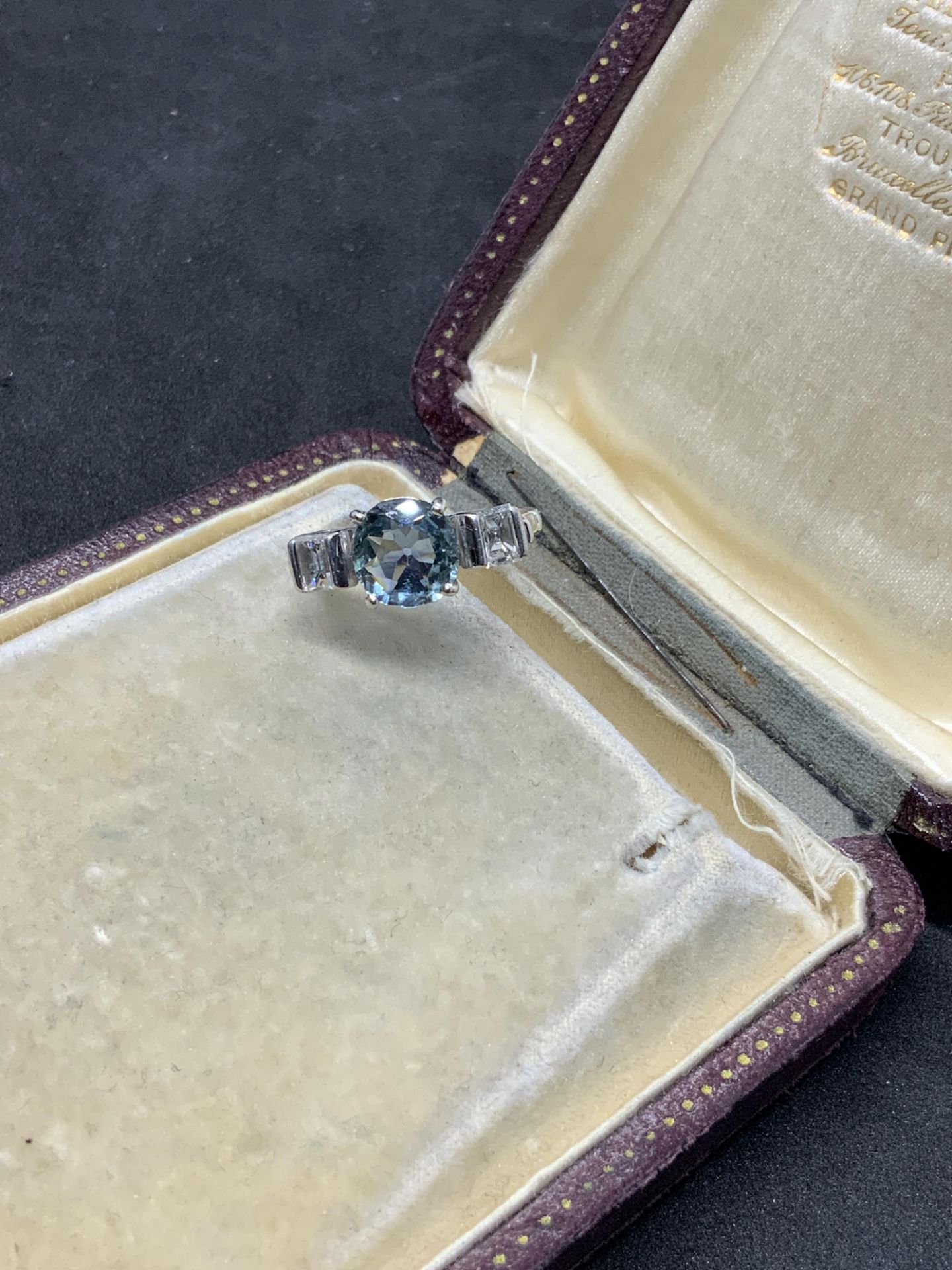 VINTAGE SAPPHIRE & DIAMOND RING SET IN 18ct WHITE GOLD - Image 4 of 9