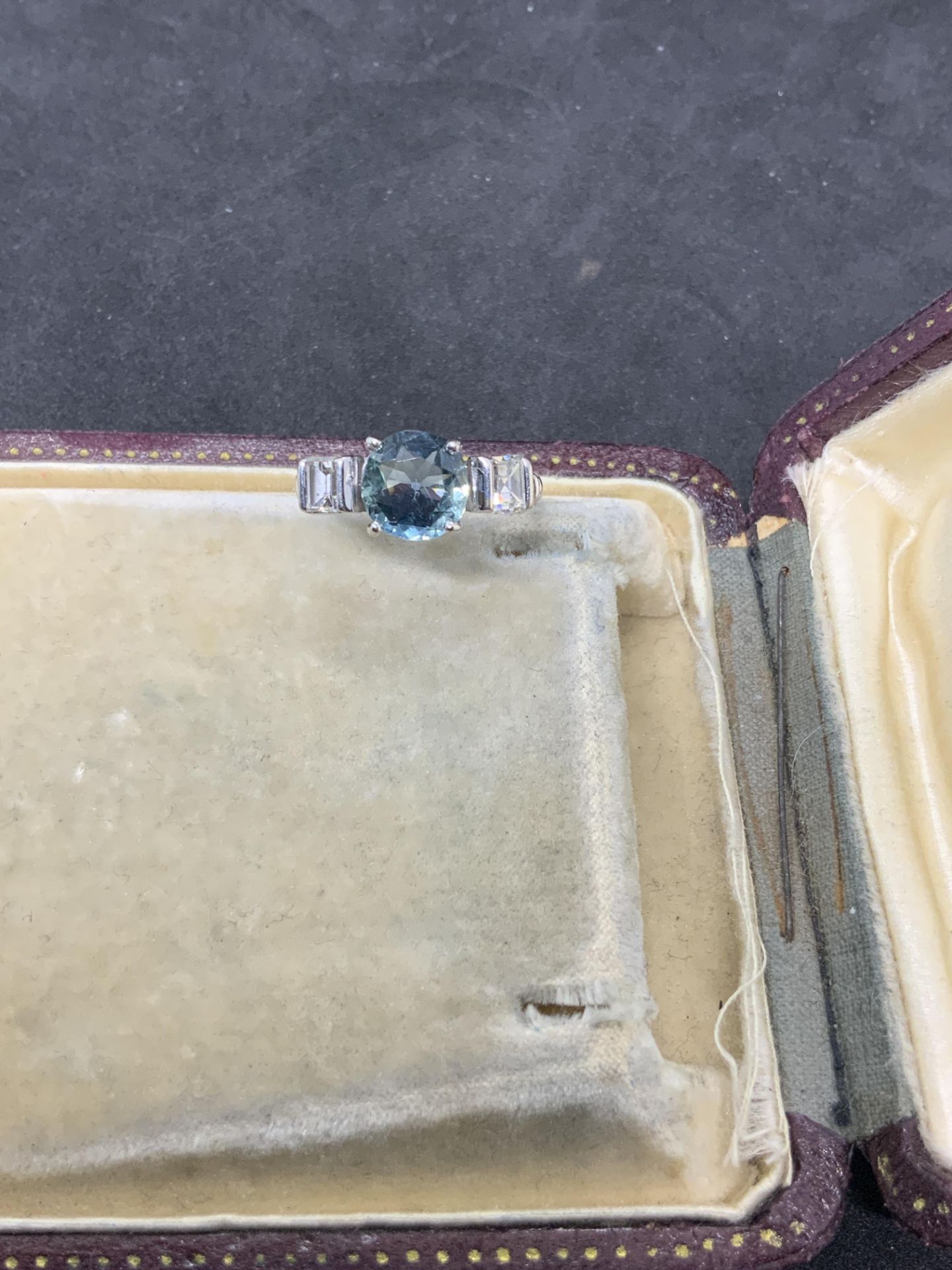 VINTAGE SAPPHIRE & DIAMOND RING SET IN 18ct WHITE GOLD - Image 3 of 9