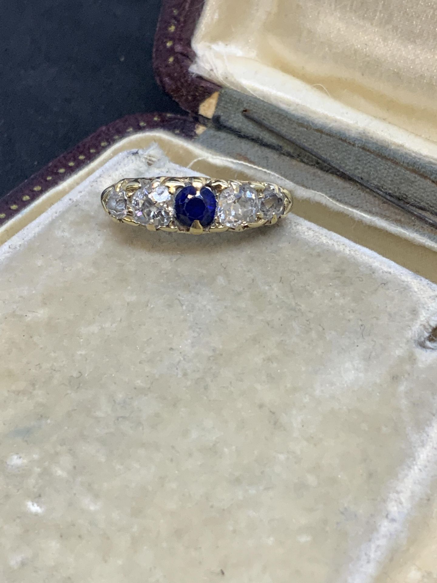 ANTIQUE 18ct GOLD 5 STONE 0.30ct BLUE SAPPHIRE & 0.80ct DIAMOND RING - Image 3 of 10