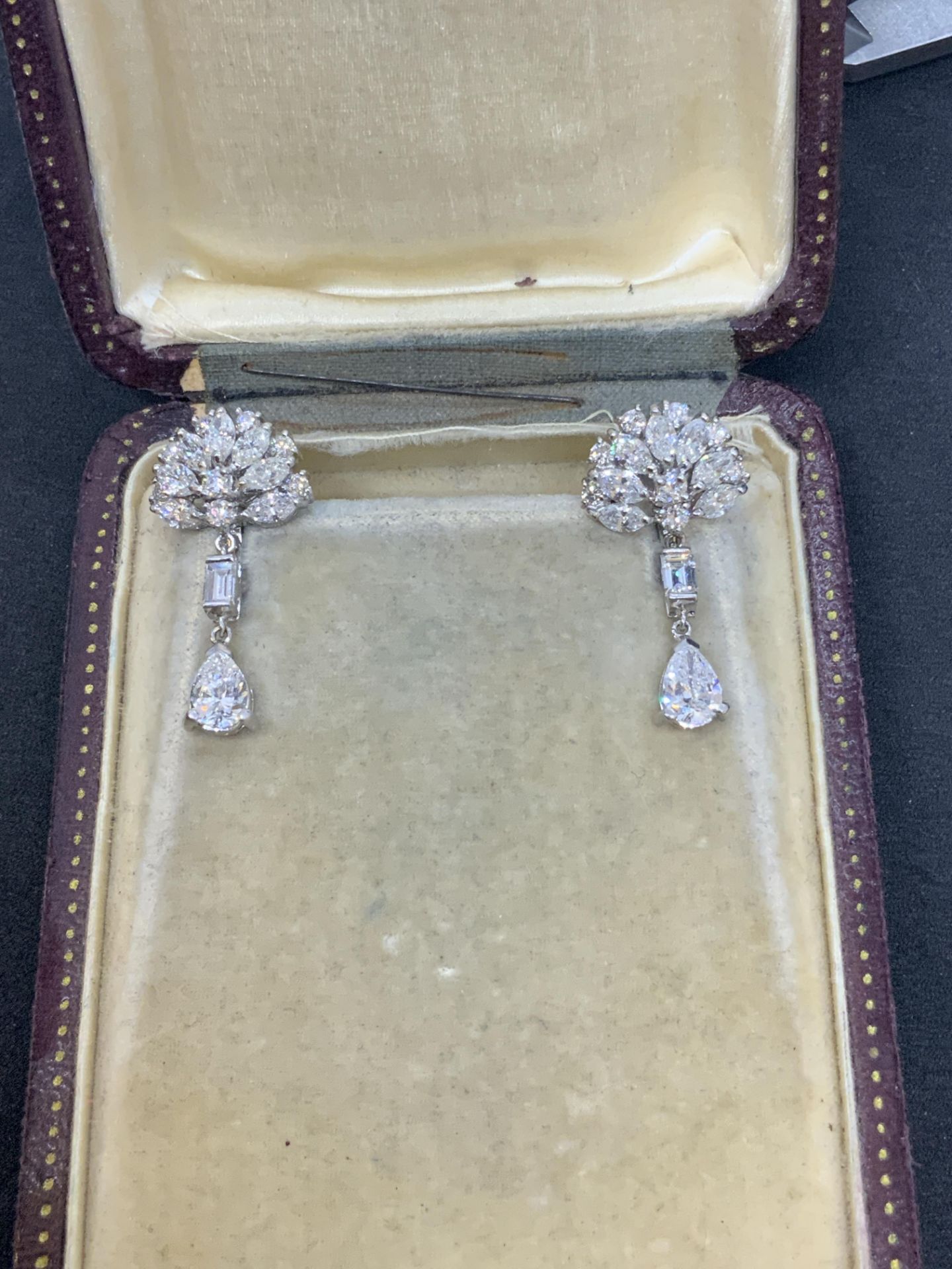 FINE PLATINUM 950 DIAMOND EARRINGS - Image 8 of 16