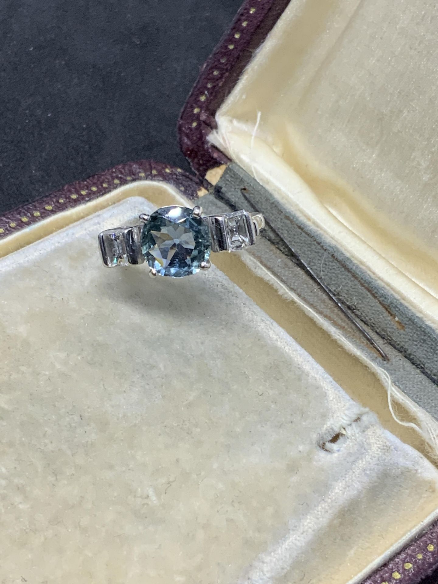 VINTAGE SAPPHIRE & DIAMOND RING SET IN 18ct WHITE GOLD - Image 5 of 9