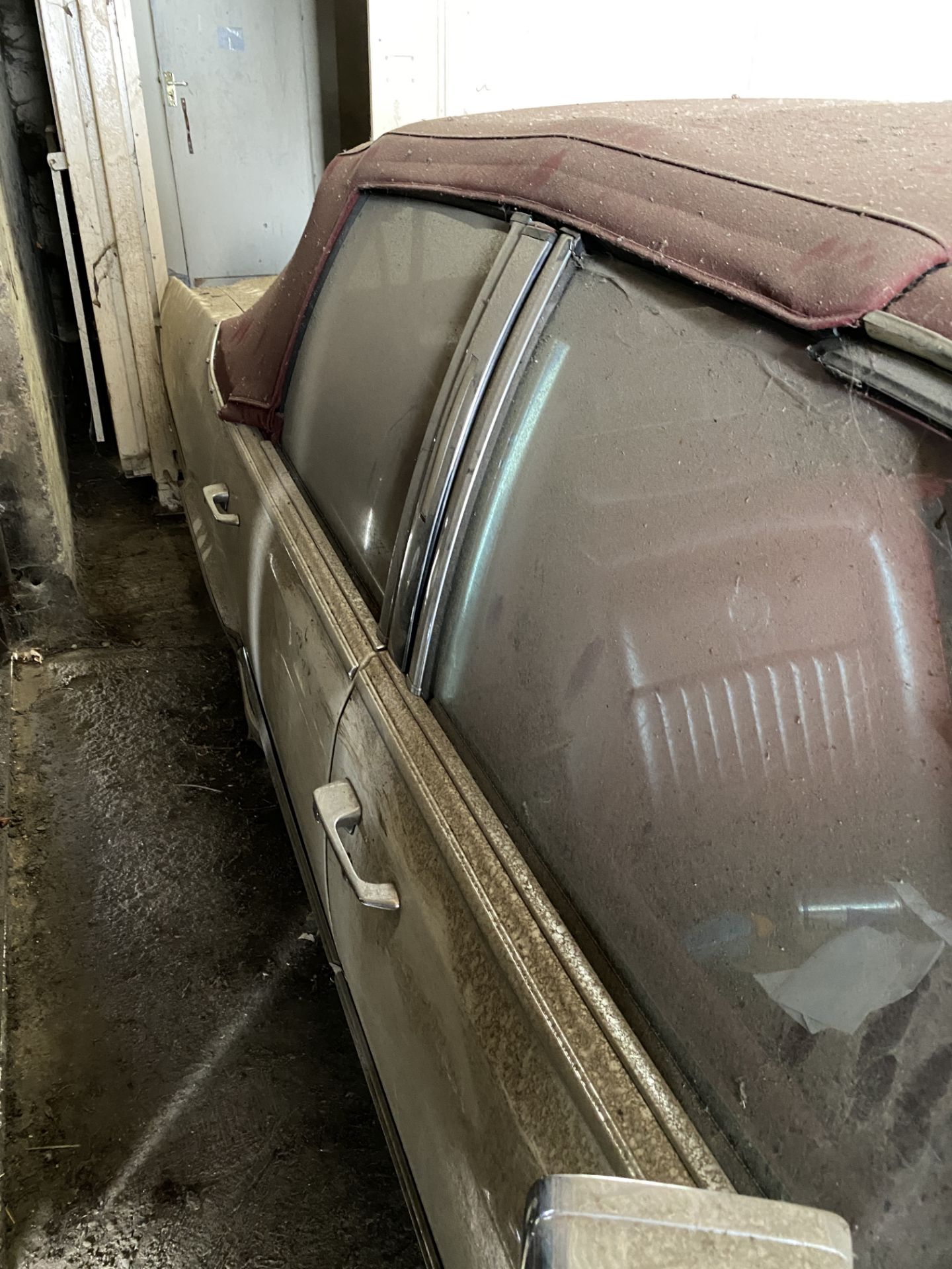 APPROX 1991 CADILLAC BROUGHAM 4 DOOR CONVERTIBLE IN WHITE WITH KEYS - Image 4 of 11