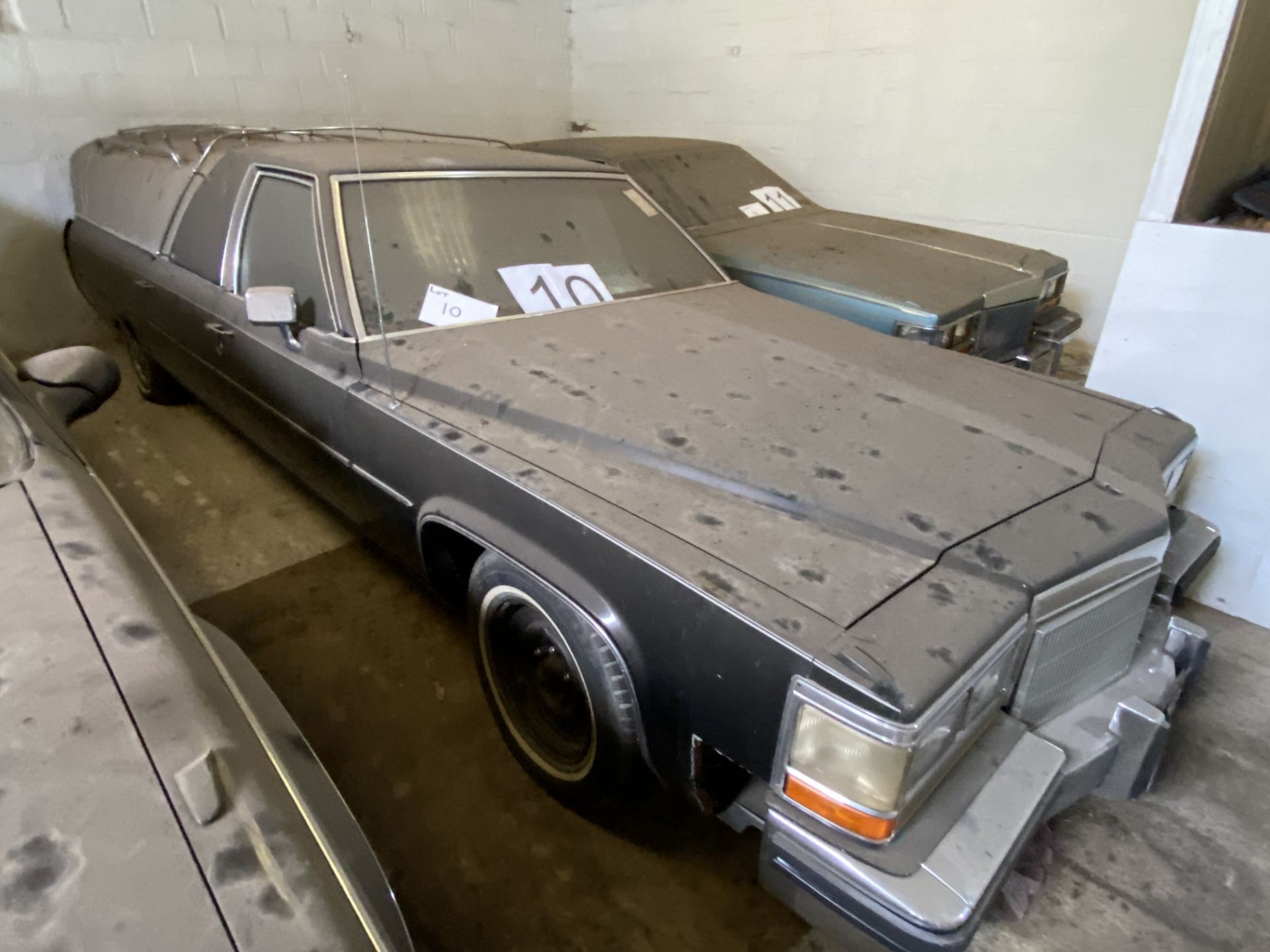 APPROX 1983 CADILLAC FLEETWORD FLOWER CAR HEARSE IN BLACK WITH KEYS