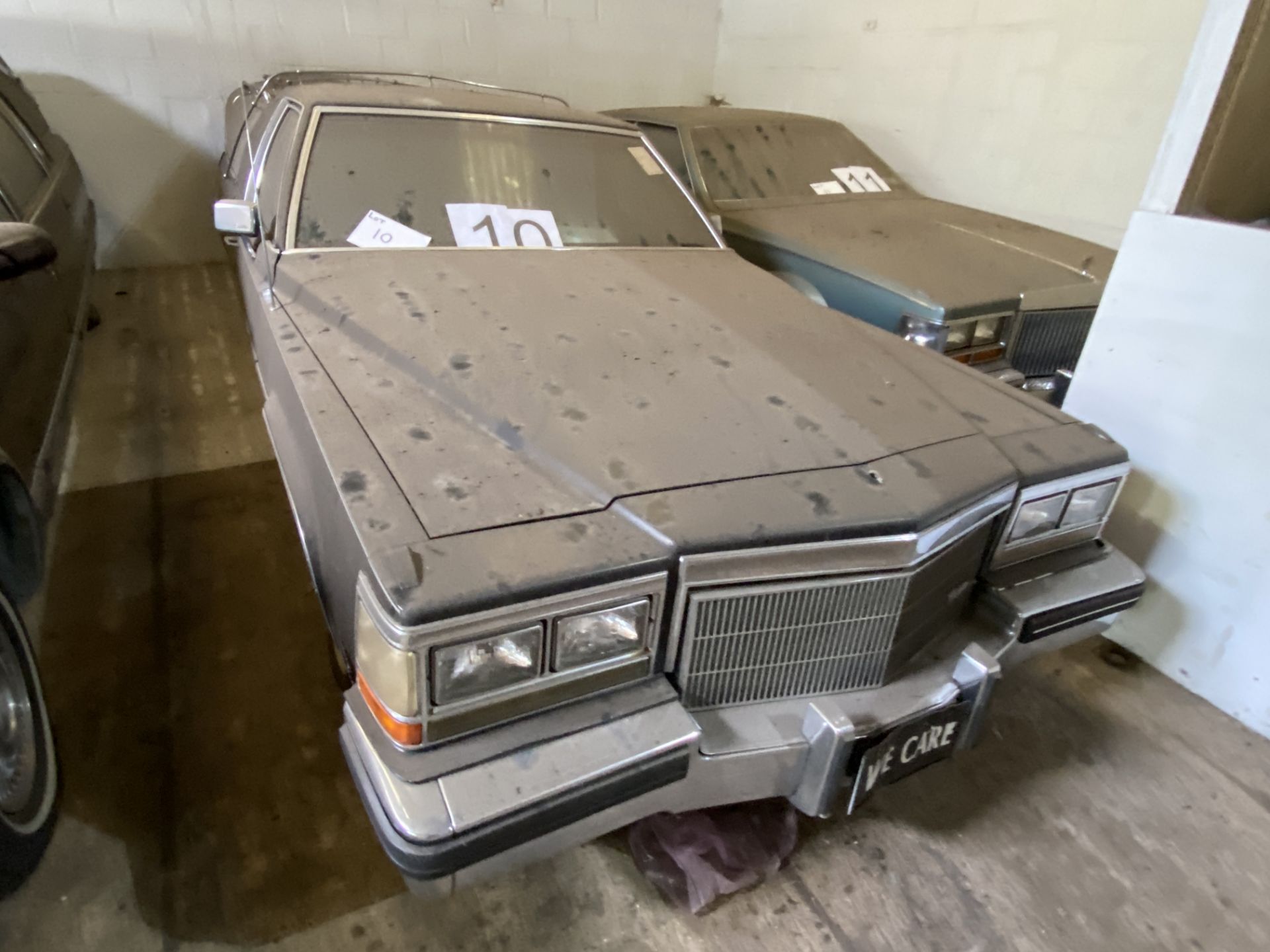 APPROX 1983 CADILLAC FLEETWORD FLOWER CAR HEARSE IN BLACK WITH KEYS - Image 2 of 7