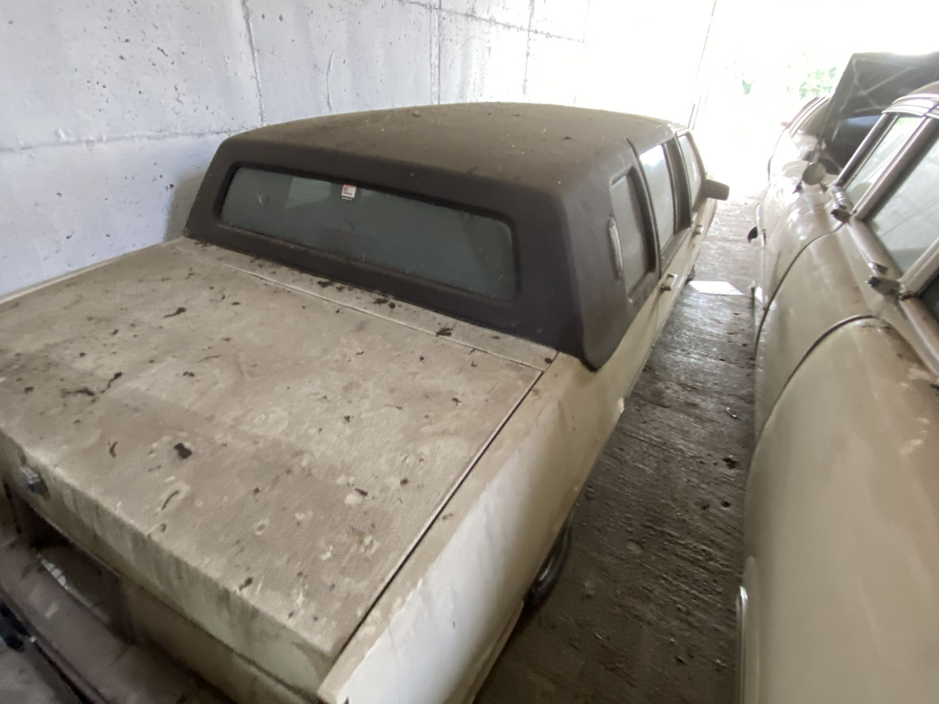 CADILLAC FLEETWOOD 75 LIMO IN WHITE, BLACK HALF ROOF WITH KEYS - Image 4 of 11