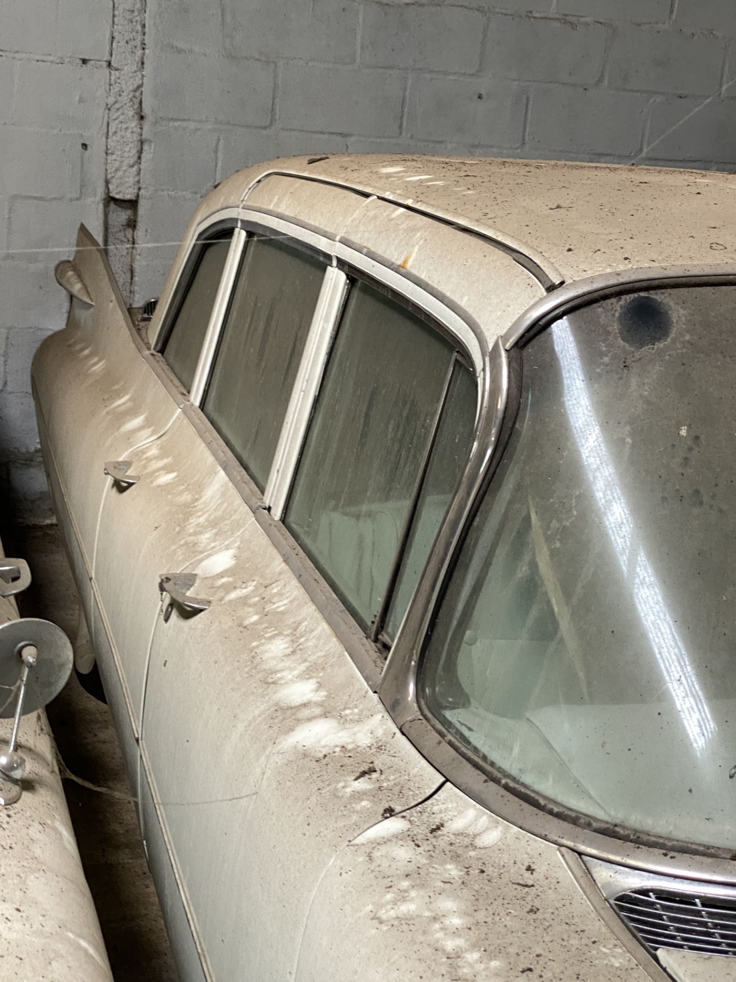 APPROX 1959 CADILLAC FLEETWOOD LIMO IN WHITE WITH KEYS - Image 6 of 8