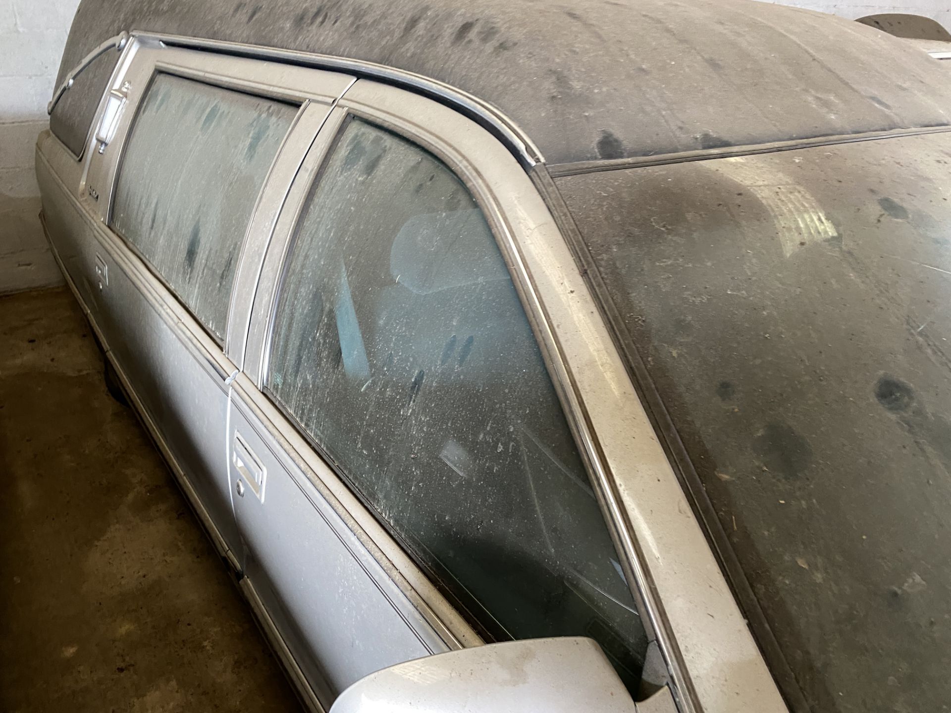 APPROX 1996 CADILLAC HEARSE IN SILVER WITH KEYS - Image 2 of 7