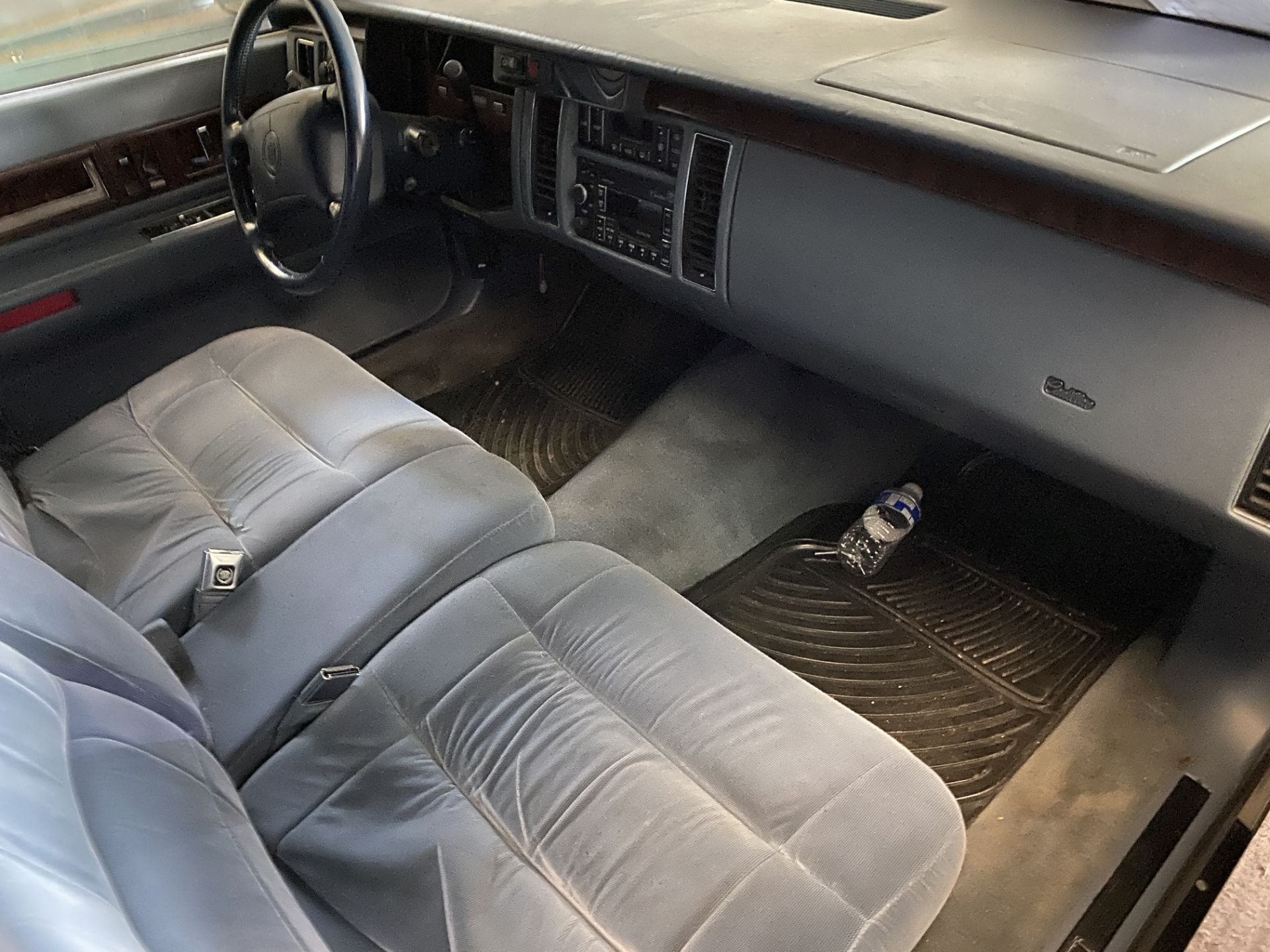 APPROX 1996 CADILLAC HEARSE IN SILVER WITH KEYS - Image 4 of 7