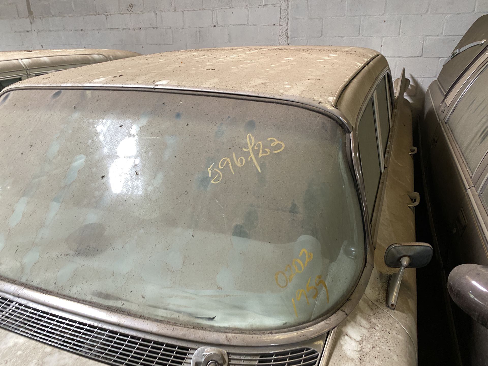 APPROX 1959 CADILLAC FLEETWOOD LIMO IN WHITE WITH KEYS - Image 4 of 8