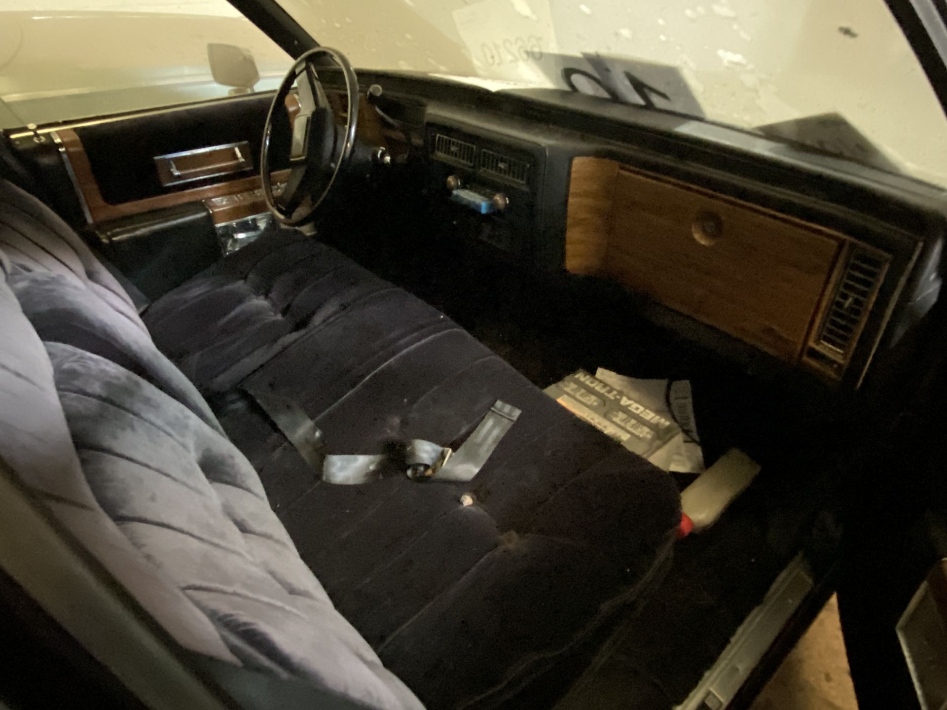 APPROX 1983 CADILLAC FLEETWORD FLOWER CAR HEARSE IN BLACK WITH KEYS - Image 5 of 7