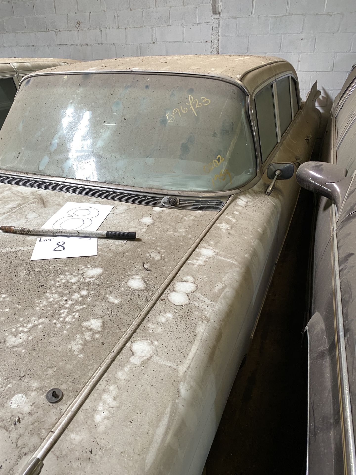 APPROX 1959 CADILLAC FLEETWOOD LIMO IN WHITE WITH KEYS - Image 2 of 8