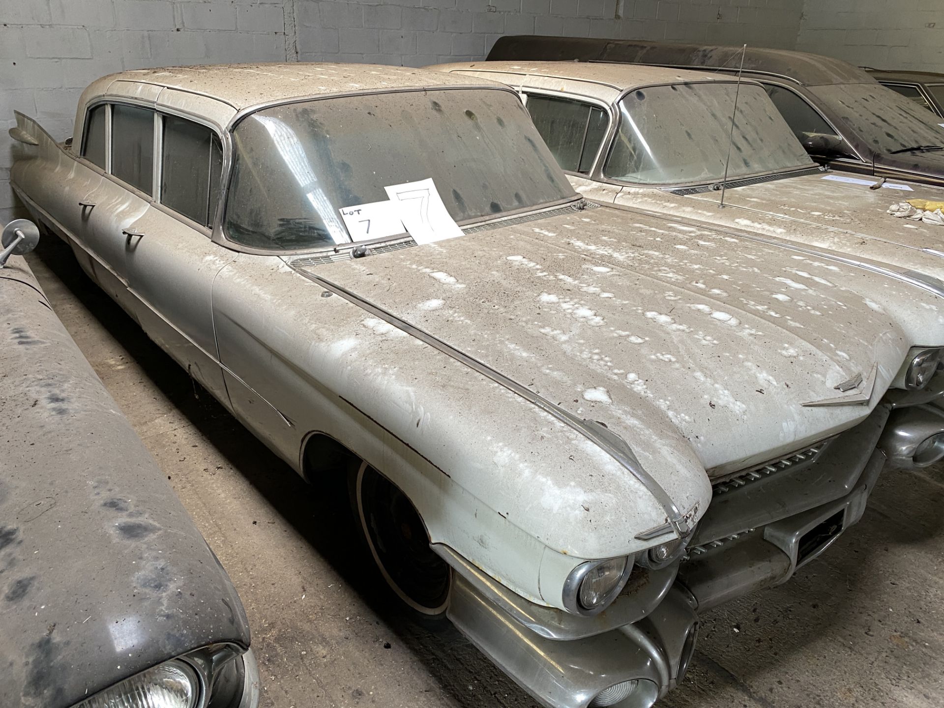 APPROX 1959 CADILLAC FLEETWOOD LIMO IN WHITE WITH KEYS