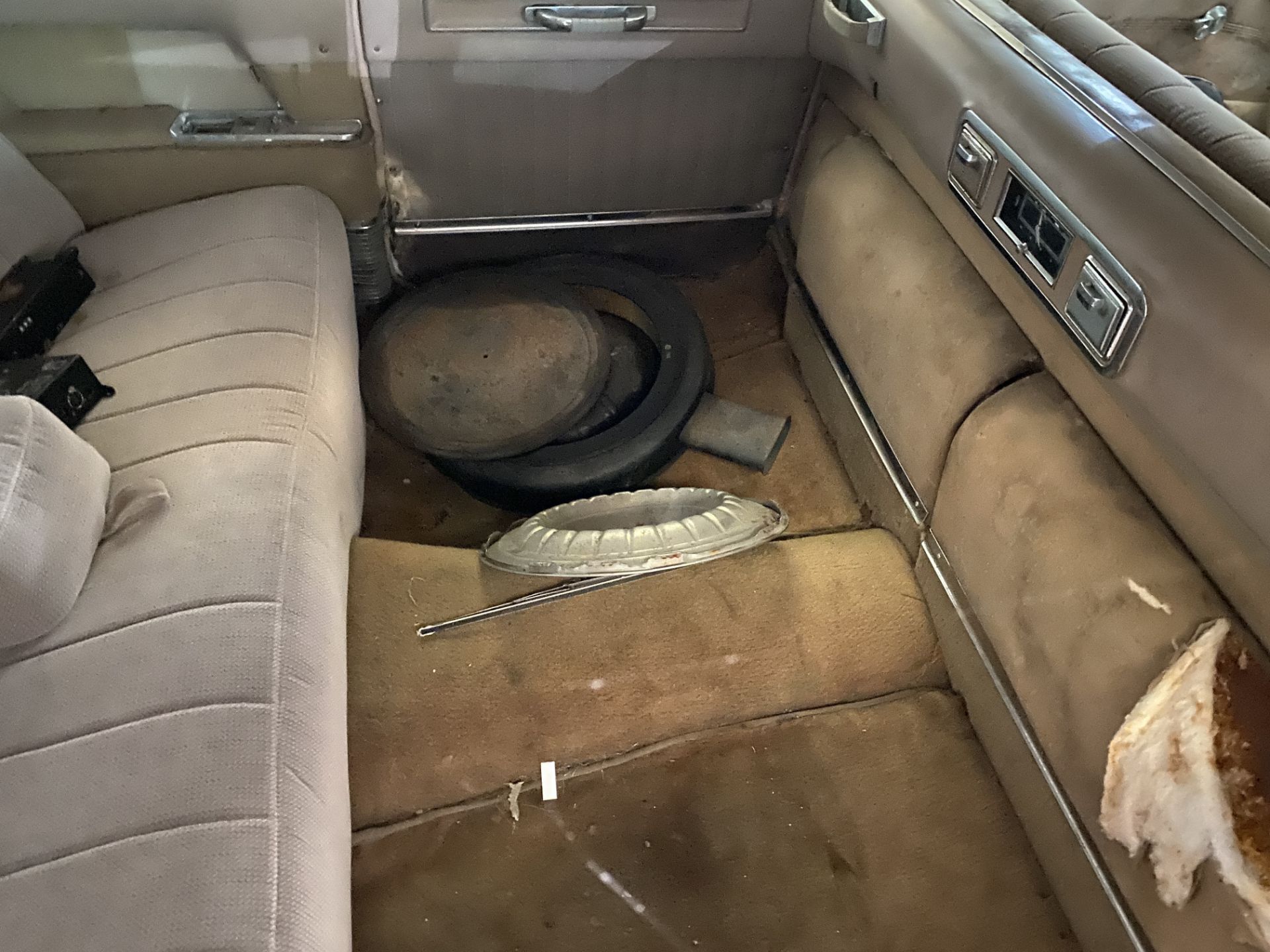 APPROX 1959 CADILLAC FLEETWOOD LIMO IN WHITE WITH KEYS - Image 6 of 7