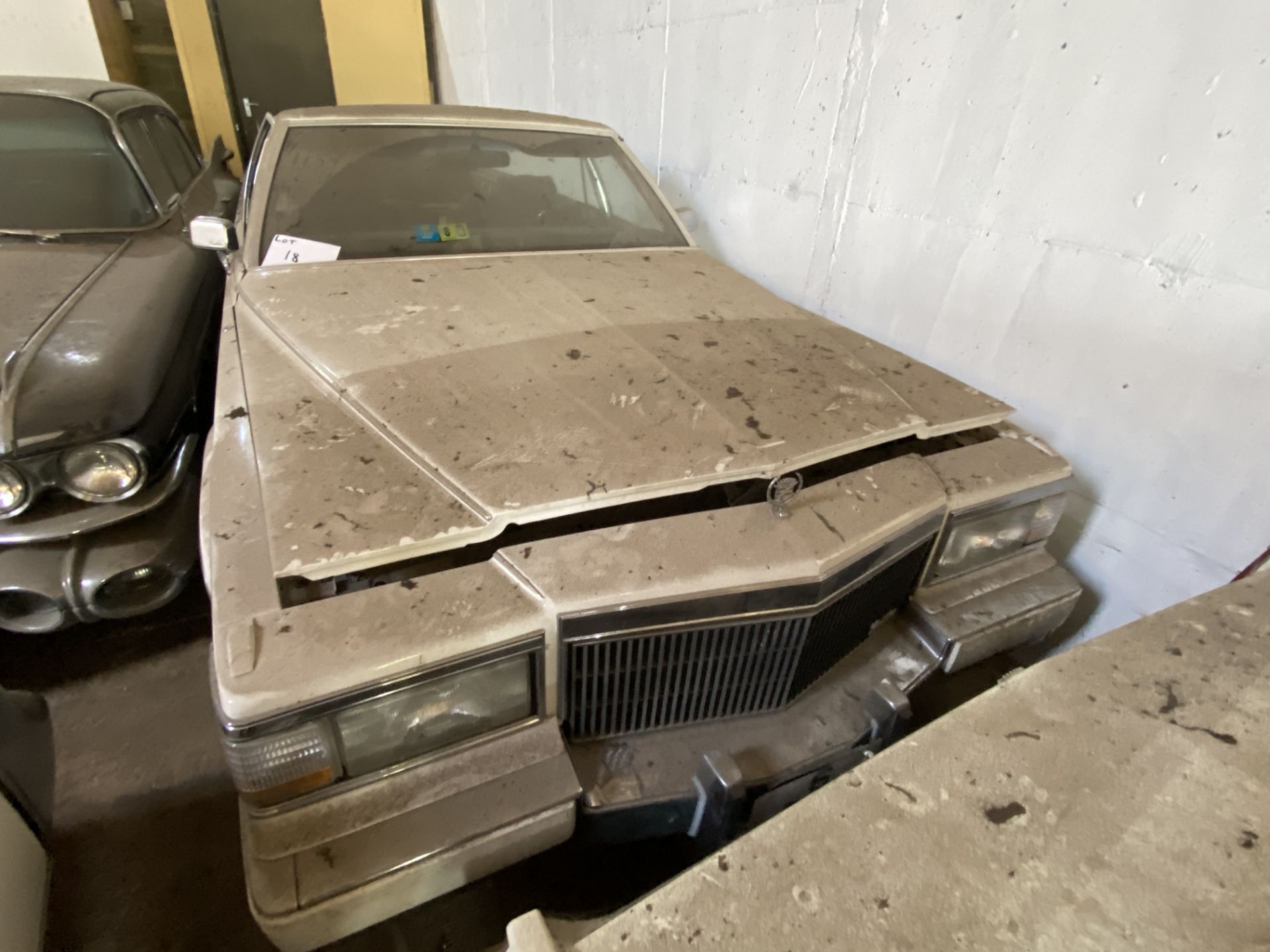 CADILLAC FLEETWOOD 75 LIMO IN WHITE, BLACK HALF ROOF WITH KEYS - Image 10 of 11