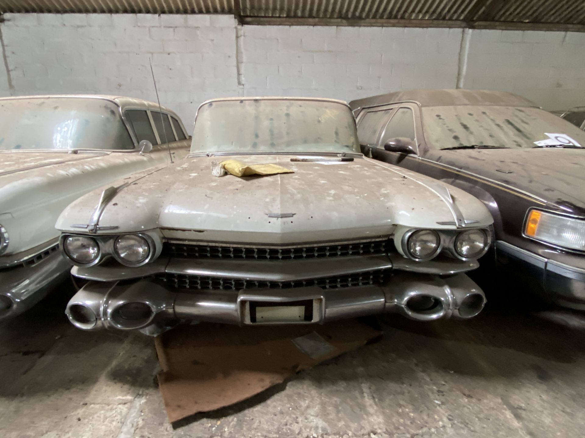 APPROX 1959 CADILLAC FLEETWOOD LIMO IN WHITE WITH KEYS - Image 7 of 8